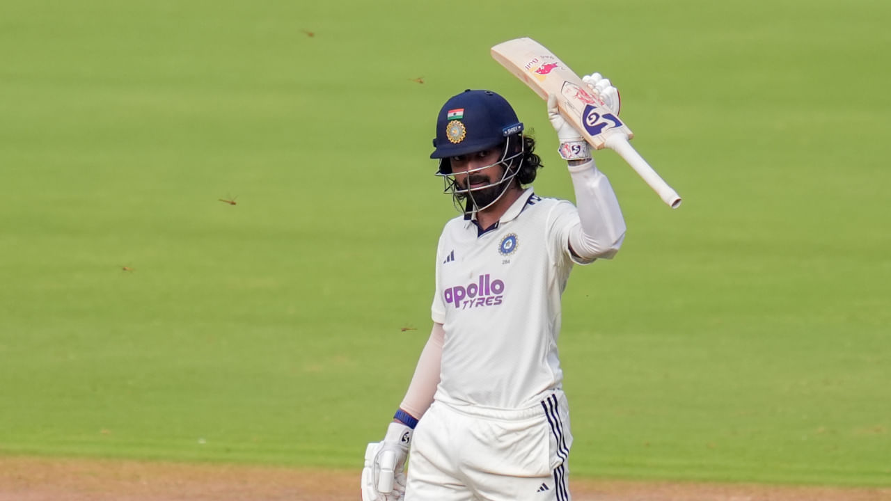 ರೋಹಿತ್ ಶರ್ಮಾ ನಿವೃತ್ತಿಯ ಬಳಿಕ ಆರಂಭಿಕ ಆಟಗಾರನಾಗಿ ಬಡ್ತಿ ಪಡೆದಿರುವ ರಾಹುಲ್, ಇಂಗ್ಲೆಂಡ್‌ ಪ್ರವಾಸದಲ್ಲಿ ತೋರಿದ್ದ ಅಮೋಘ ಪ್ರದರ್ಶನವನ್ನು ಇದೀಗ ವೆಸ್ಟ್ ಇಂಡೀಸ್ ವಿರುದ್ಧವೂ ಮುಂದುವರೆಸಿದ್ದಾರೆ. ತಂಡದ ಪರ ತಾಳ್ಮೆಯ ಇನ್ನಿಂಗ್ಸ್ ಕಟ್ಟುತ್ತಿರುವ ರಾಹುಲ್ 110 ಎಸೆತಗಳಲ್ಲಿ ಅರ್ಧಶತಕ ಪೂರೈಸಿದಲ್ಲದೆ ತಂಡವನ್ನು ಶತಕದ ಗಡಿ ದಾಟಿಸಿದ್ದಾರೆ. 