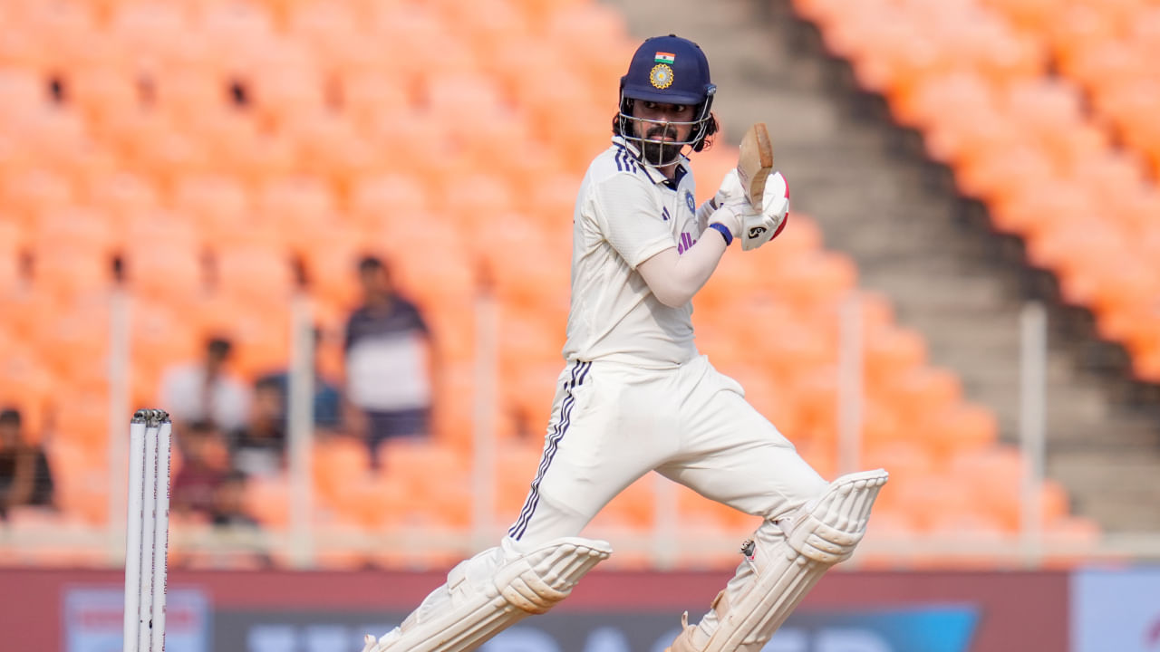 ಭಾರತ ಮತ್ತು ವೆಸ್ಟ್ ಇಂಡೀಸ್ ನಡುವಿನ ಎರಡು ಪಂದ್ಯಗಳ ಟೆಸ್ಟ್ ಸರಣಿಯ ಮೊದಲ ಪಂದ್ಯ ಅಹಮದಾಬಾದ್‌ನ ನರೇಂದ್ರ ಮೋದಿ ಕ್ರೀಡಾಂಗಣದಲ್ಲಿ ನಡೆಯುತ್ತಿದೆ. ಈ ಪಂದ್ಯದಲ್ಲಿ ವಿಂಡೀಸ್ ತಂಡವನ್ನು 162 ರನ್​ಗಳಿಗೆ ಆಲೌಟ್ ಮಾಡಿರುವ ಭಾರತ ತಂಡ ತನ್ನ ಮೊದಲ ಇನ್ನಿಂಗ್ಸ್ ಆರಂಭಿಸಿದ್ದು, ತಂಡದ ಸ್ಟಾರ್ ಓಪನರ್ ಕೆಎಲ್ ರಾಹುಲ್ ಮೊದಲ ದಿನವೇ ಅರ್ಧಶತಕದ ಇನ್ನಿಂಗ್ಸ್ ಆಡಿದ್ದಾರೆ.