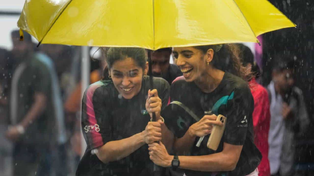 Karnataka Rains: ಚಂಡಮಾರುತ ಪ್ರಭಾವ, ಬೆಂಗಳೂರಲ್ಲಿ ಮಳೆ ಜೋರು, 9 ಜಿಲ್ಲೆಗಳಿಗೆ ಯೆಲ್ಲೋ ಅಲರ್ಟ್​