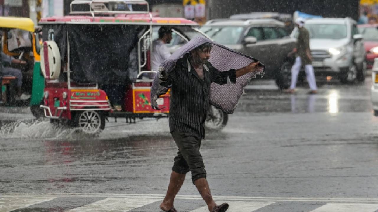 Karnataka Weather: ಬೆಂಗಳೂರಿಗೆ ಯೆಲ್ಲೋ ಅಲರ್ಟ್​, ಕರ್ನಾಟಕದ 12 ಜಿಲ್ಲೆಗಳಲ್ಲಿ ವಿಪರೀತ ಮಳೆ