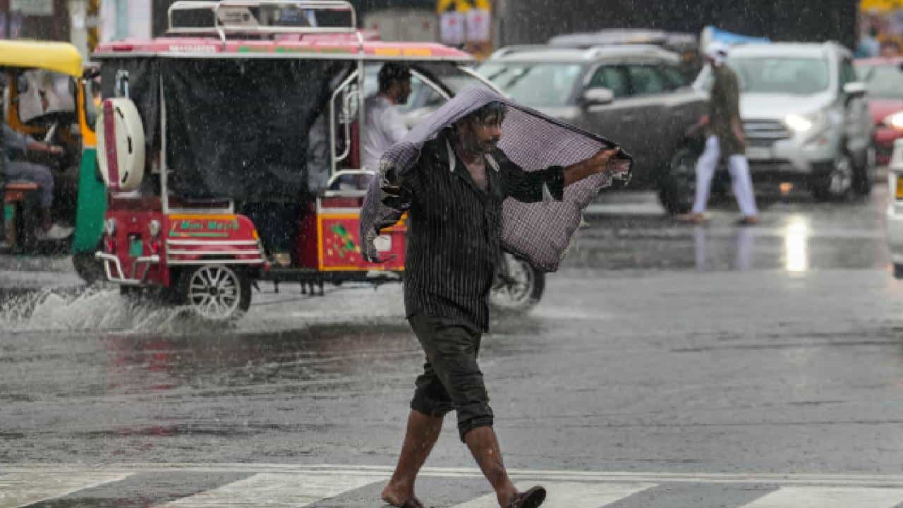 Karnataka Weather: ಬೆಂಗಳೂರಿಗೆ ಯೆಲ್ಲೋ ಅಲರ್ಟ್, ಕರ್ನಾಟಕದ 12 ಜಿಲ್ಲೆಗಳಲ್ಲಿ ವಿಪರೀತ ಮಳೆ Karnataka Weather: ಬೆಂಗಳೂರಿಗೆ ಯೆಲ್ಲೋ ಅಲರ್ಟ್, ಕರ್ನಾಟಕದ 12 ಜಿಲ್ಲೆಗಳಲ್ಲಿ ವಿಪರೀತ ಮಳೆ