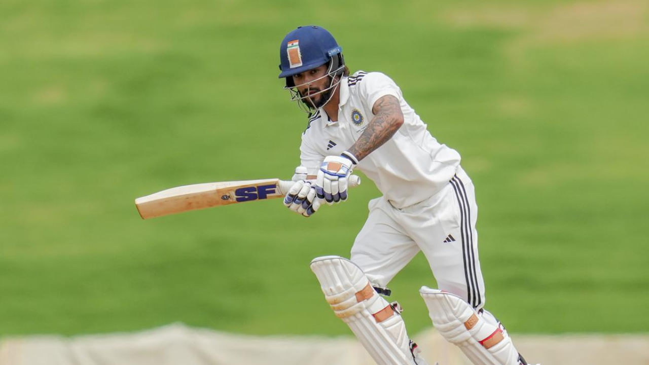 ಶತಕ ಬಾರಿಸಿದ ಬಳಿಕವೂ ತಮ್ಮ ಆಟವನ್ನು ಮುಂದುವರೆಸಿರುವ ರಜತ್ ಪಾಟಿದರ್​ ಎರಡನೇ ದಿನದಾಟದಂತ್ಯಕ್ಕೆ 185 ಎಸೆತಗಳಲ್ಲಿ 107 ರನ್‌ ಬಾರಿಸಿ ಅಜೇಯರಾಗಿ ಉಳಿದಿದ್ದಾರೆ. ರಜತ್ ಪಾಟಿದಾರ್ ಅವರ ಇನ್ನಿಂಗ್ಸ್‌ನಲ್ಲಿ 12 ಬೌಂಡರಿಗಳು ಸಹ ಸೇರಿದ್ದು, ಮಧ್ಯಪ್ರದೇಶ ಆರು ವಿಕೆಟ್‌ಗಳಿಗೆ 305 ರನ್ ಕಲೆಹಾಕಿದೆ.
