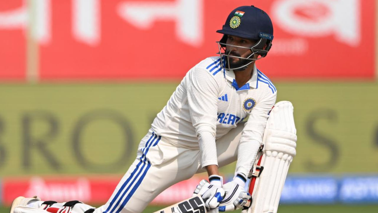 ದೇಶೀಯ ಕ್ರಿಕೆಟ್‌ನಲ್ಲಿ ಮಿಂಚುತ್ತಿರುವ ರಜತ್ ಪಾಟಿದಾರ್ ತಮ್ಮ ಕೊನೆಯ ಎಂಟು ಇನ್ನಿಂಗ್ಸ್‌ಗಳಲ್ಲಿ ಮೂರು ಬಾರಿ 100 ರನ್‌ಗಳ ಗಡಿ ದಾಟಿದ್ದಾರೆ ಮತ್ತು ಮೂರು ಅರ್ಧಶತಕಗಳನ್ನು ಗಳಿಸಿದ್ದಾರೆ. ಪಾಟಿದಾರ್ ಕಳೆದ ರಣಜಿ ಟ್ರೋಫಿ ಋತುವಿನಲ್ಲಿ ಮಧ್ಯಪ್ರದೇಶದ ಪರ ಎರಡನೇ ಅತಿ ಹೆಚ್ಚು ರನ್ ಗಳಿಸಿದ ಆಟಗಾರರಾಗಿದ್ದರು, ಒಂದು ಶತಕ ಮತ್ತು ಎರಡು ಅರ್ಧಶತಕಗಳು ಸೇರಿದಂತೆ 48.09 ಸರಾಸರಿಯಲ್ಲಿ 529 ರನ್ ಗಳಿಸಿದ್ದರು.