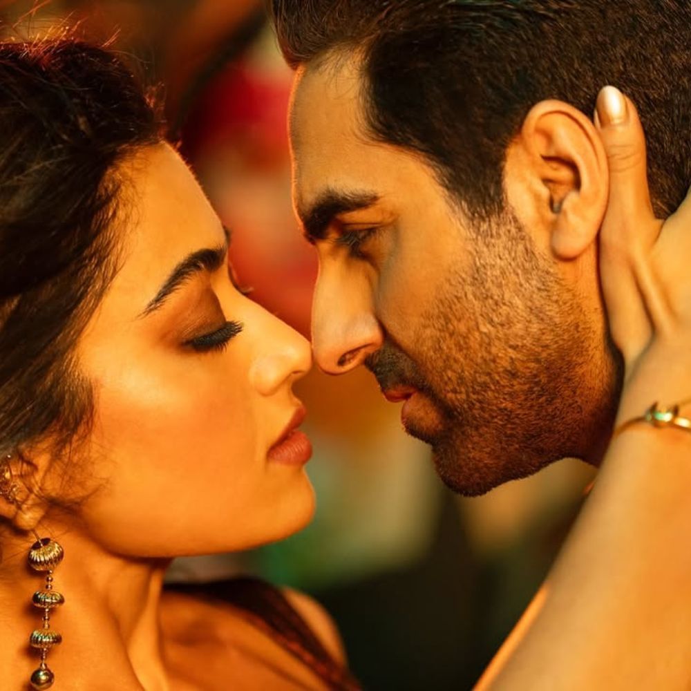 ‘ಥಮ’ ಸಿನಿಮಾದ ಹಾಡೊಂದರಲ್ಲಿ ಮಾತ್ರವಲ್ಲದೆ ಇಡೀ ಸಿನಿಮಾನಲ್ಲಿ ಹಾಟ್ ಆಗಿಯೇ ಕಾಣಿಸಿಕೊಂಡಿದ್ದಾರೆ ನಟಿ. ಆಯುಷ್ಮಾನ್ ಜೊತೆ ಲಿಪ್ಲಾಕ್ ಸಹ ಮಾಡಿದ್ದಾರೆ.