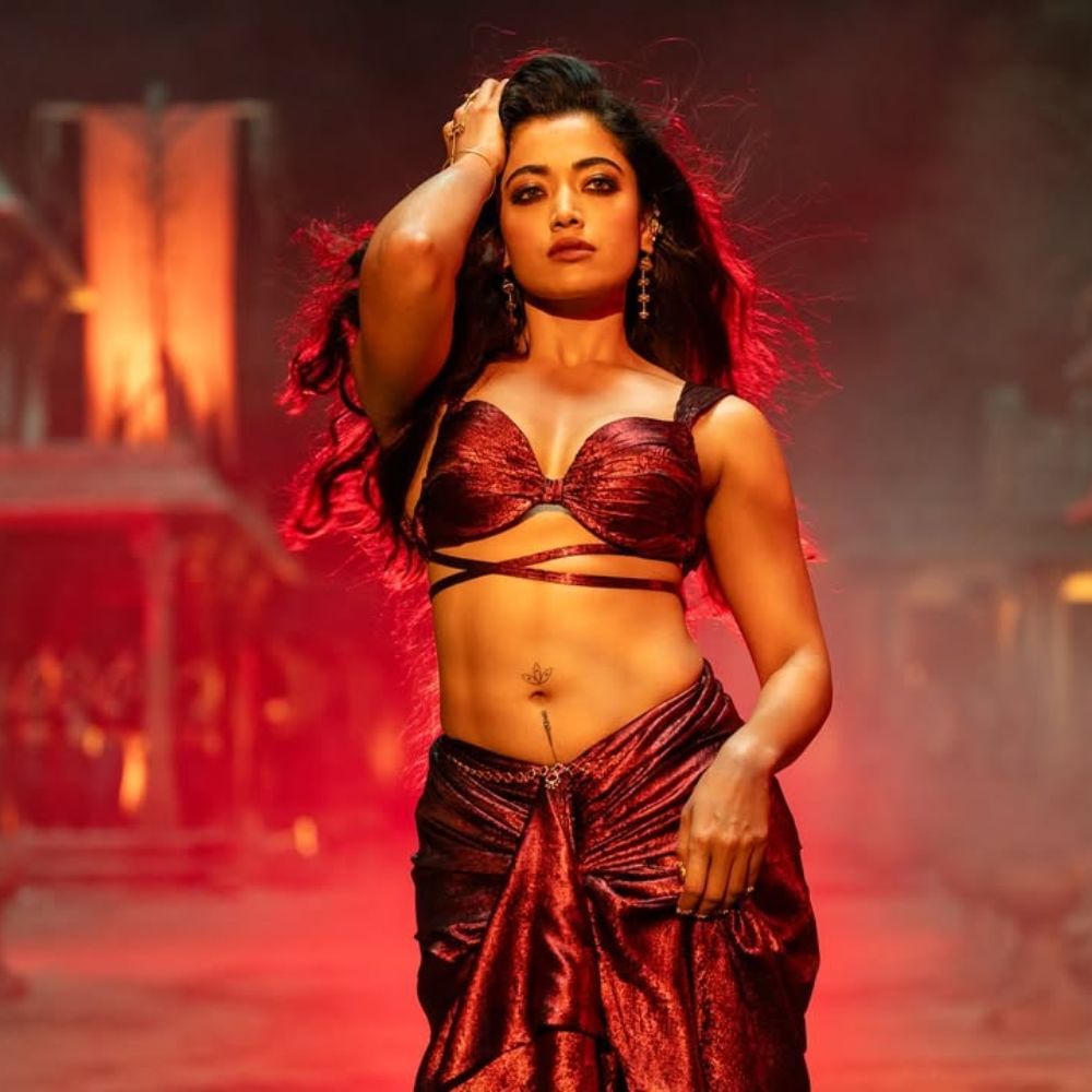 ಬಾಲಿವುಡ್ ಸಿನಿಮಾ ‘ಥಮ’ನಲ್ಲಿ ರಶ್ಮಿಕಾ ಮಂದಣ್ಣ ನಟಿಸಿದ್ದು, ಸಿನಿಮಾಕ್ಕಾಗಿ ಹಾಟ್ ಅವತಾರ ತಾಳಿದ್ದಾರೆ ನಟಿ ರಶ್ಮಿಕಾ. ಸಿನಿಮಾದ ಹಾಡೊಂದರಲ್ಲಿ ಬಲು ಗ್ಲಾಮರಸ್ ಆಗಿ ಕಾಣಿಸಿಕೊಂಡಿದ್ದಾರೆ.