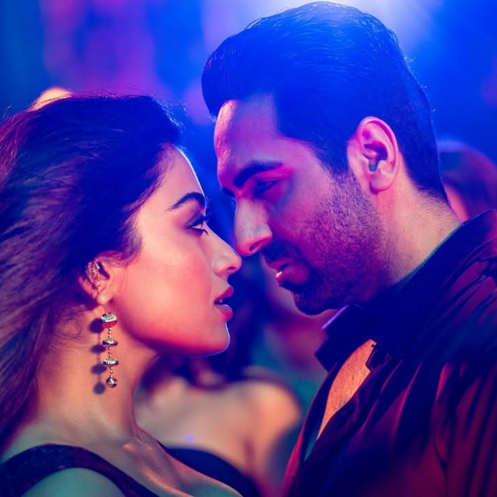 ಕನ್ನಡ ತೆಲುಗು ಚಿತ್ರರಂಗದಲ್ಲಿದ್ದಾಗ ಪಕ್ಕದ ಮನೆ ಹುಡುಗಿ ಪಾತ್ರಗಳಲ್ಲಿ ಮಿಂಚುತ್ತಿದ್ದ ನಟಿ ರಶ್ಮಿಕಾ, ಈಗ ಬಾಲಿವುಡ್ಗೆ ಕಾಲಿರಿಸಿ ಅಲ್ಲಿನ ಗ್ಲಾಮರ್ ಗಾಳಿ ಸೋಕಿಸಿಕೊಂಡಿದ್ದಾರೆ.