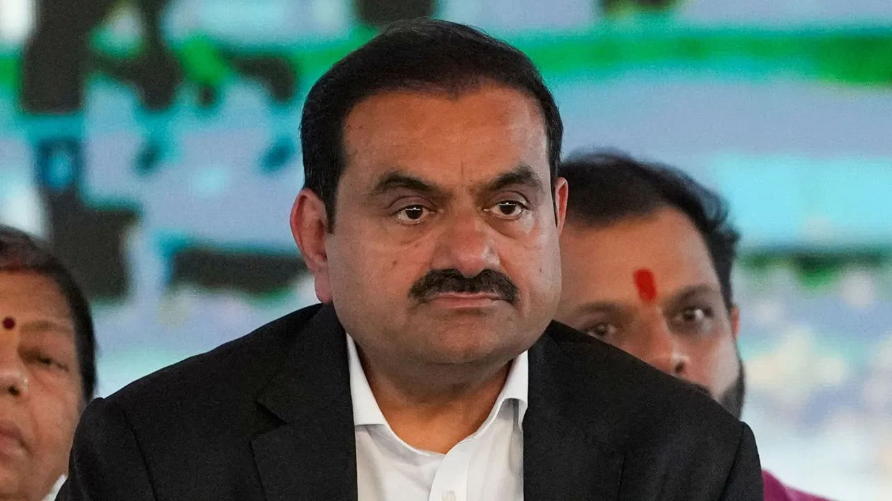 ಐಪಿಎಲ್‌ನಲ್ಲಿ ತಂಡ ಖರೀದಿಸಬೇಕೆಂಬ ಬಯಕೆ ಅದಾನಿ ಗ್ರೂಪ್‌ಗೆ ಬಹಳ ಹಿಂದಿನಿಂದಲೂ ಇದೆ. 2022 ರಲ್ಲಿ ಬಿಸಿಸಿಐ ಎರಡು ಹೊಸ ತಂಡಗಳನ್ನು ಮಾರಾಟ ಮಾಡಿದಾಗ, ಅದಾನಿ ಗ್ರೂಪ್ ಗುಜರಾತ್ ತಂಡವನ್ನು ಖರೀದಿಸುವುದಕ್ಕೆ ಬಿಡ್ ಮಾಡಿತ್ತು. ಆದರೆ ಬಿಡ್ ಗೆಲ್ಲುವಲ್ಲಿ ವಿಫಲವಾಗಿತ್ತು. ಹೀಗಾಗಿ ಈ ಬಾರಿ ಆರ್​ಸಿಬಿ ತಂಡ ಖರೀದಿಸುವ ಪ್ರಯತ್ನದಲ್ಲಿದೆ. ಮತ್ತೊಂದೆಡೆ, ಜಿಂದಾಲ್ ಗ್ರೂಪ್ ಡೆಲ್ಲಿ ಕ್ಯಾಪಿಟಲ್ಸ್‌ನಲ್ಲಿ ಶೇಕಡಾ 50 ರಷ್ಟು ಪಾಲನ್ನು ಹೊಂದಿದೆ. ಹೀಗಾಗಿ ಒಂದು ವೇಳೆ ಜಿಂದಾಲ್ ಗ್ರೂಪ್, ಆರ್‌ಸಿಬಿಗೆ ಬಿಡ್ ಮಾಡಿದರೆ ಡೆಲ್ಲಿ ಫ್ರಾಂಚೈಸಿಯಿಂದ ಹೊರಬರಬೇಕಾಗುತ್ತದೆ. 
