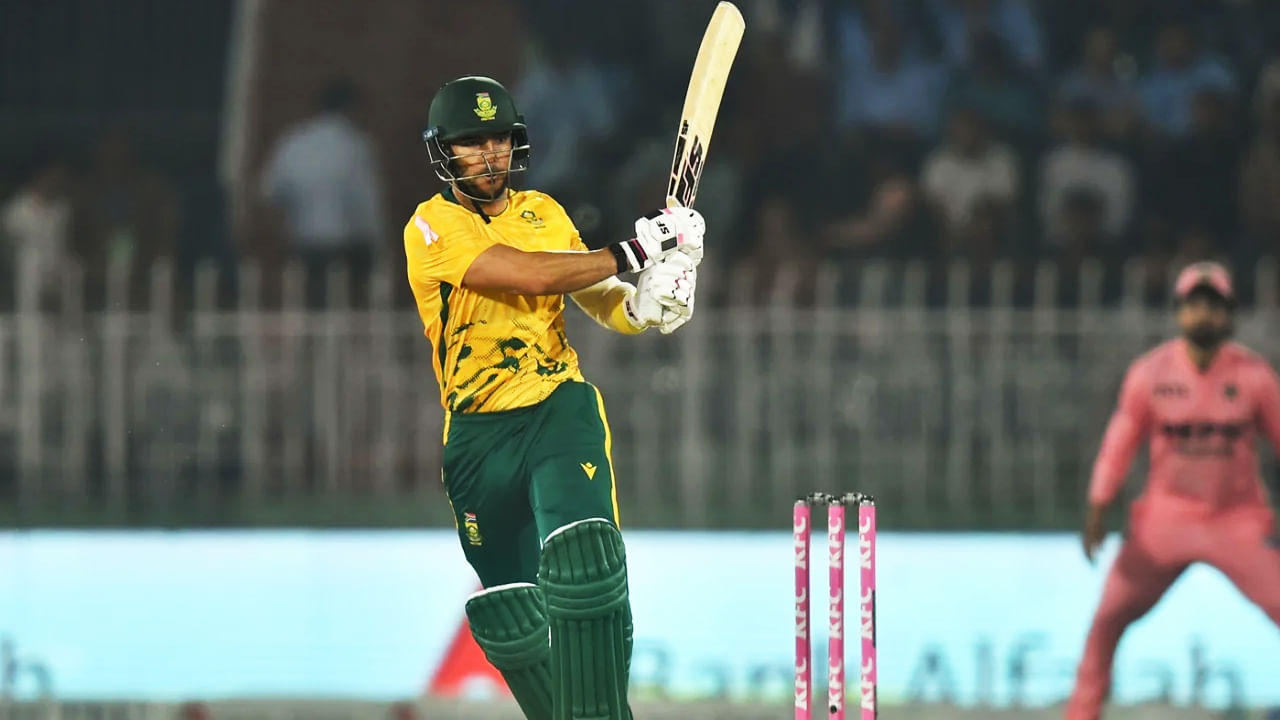 ಅದರಂತೆ ಮೊದಲು ಬ್ಯಾಟ್ ಮಾಡಿದ ಸೌತ್ ಆಫ್ರಿಕಾ ತಂಡಕ್ಕೆ ರೀಝ ಹೆಂಡ್ರಿಕ್ಸ್ ಭರ್ಜರಿ ಆರಂಭ ಒದಗಿಸಿದ್ದರು. ಆರಂಭಿಕನಾಗಿ ಕಣಕ್ಕಿಳಿದ ಹೆಂಡ್ರಿಕ್ಸ್ 40 ಎಸೆತಗಳಲ್ಲಿ 1 ಸಿಕ್ಸ್, 5 ಫೋರ್ ಗಳೊಂದಿಗೆ 60 ರನ್ ಬಾರಿಸಿದರು. ಈ ಅರ್ಧಶತಕದ ನೆರವಿನೊಂದಿಗೆ ಸೌತ್ ಆಫ್ರಿಕಾ ತಂಡ 20 ಓವರ್ಗಳಲ್ಲಿ 194 ರನ್ ಕಲೆಹಾಕಿತು.