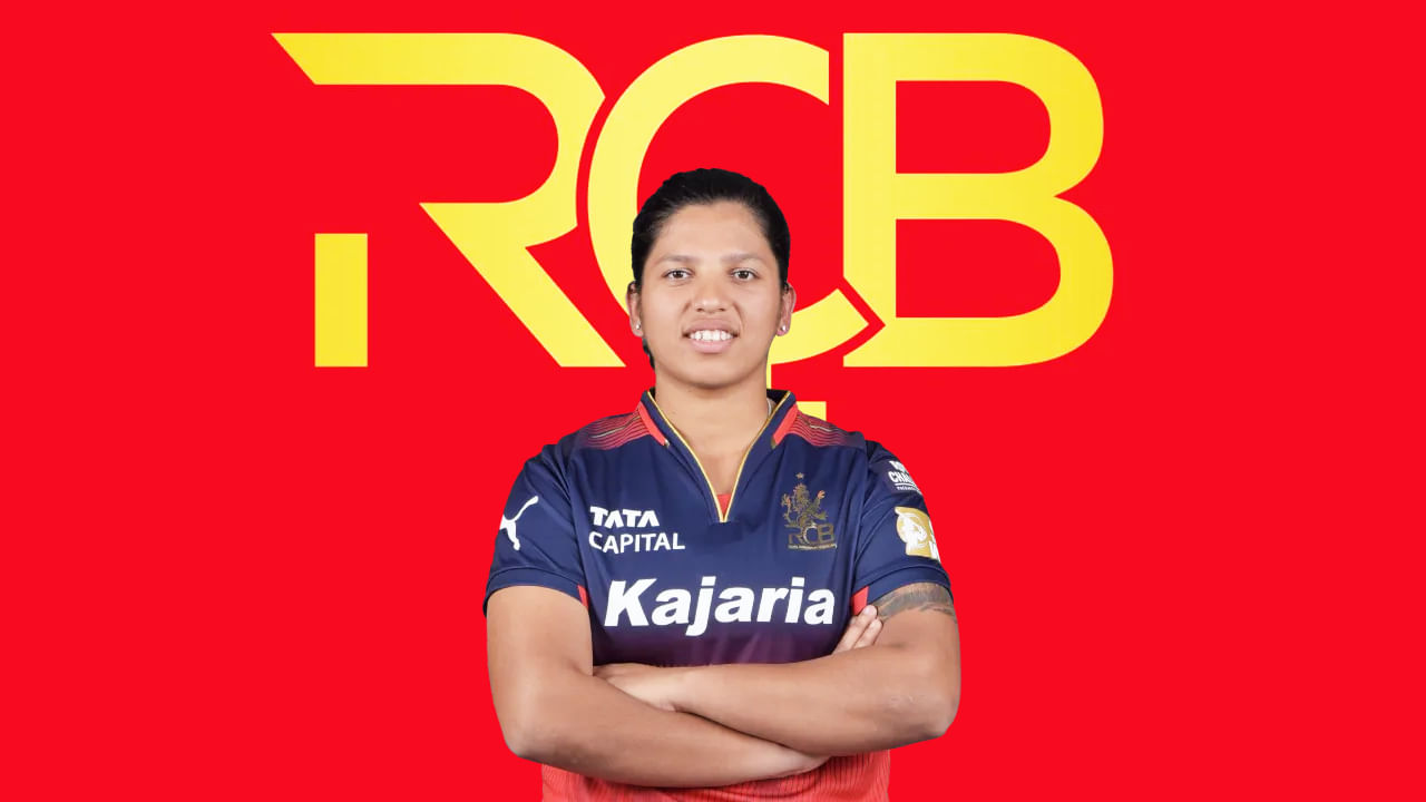 ರಿಚಾ ಘೋಷ್: ಆರ್ಸಿಬಿ ತಂಡವು ಮೂರನೇ ರಿಟೈನ್ ಆಗಿ ವಿಕೆಟ್ ಕೀಪರ್ ಬ್ಯಾಟರ್ ರಿಚಾ ಘೋಷ್ ಅವರನ್ನು ಆಯ್ಕೆ ಮಾಡಲಿದೆ. ಕಳೆದ ಮೂರು ಸೀಸನ್ಗಳಿಂದ ಆರ್ಸಿಬಿ ಪರ ಕಣಕ್ಕಿಳಿಯುತ್ತಿರುವ ರಿಚಾ ಘೋಷ್ ಈವರೆಗೆ 26 ಪಂದ್ಯಗಳನ್ನಾಡಿದ್ದು, ಈ ವೇಳೆ 625 ರನ್ ಕಲೆಹಾಕಿದ್ದಾರೆ. ಹೀಗಾಗಿ ಯುವ ವಿಕೆಟ್ ಕೀಪರ್ನನ್ನು ಆರ್ಸಿಬಿ ಕೈ ಬಿಡುವ ಸಾಧ್ಯತೆಯಿಲ್ಲ.