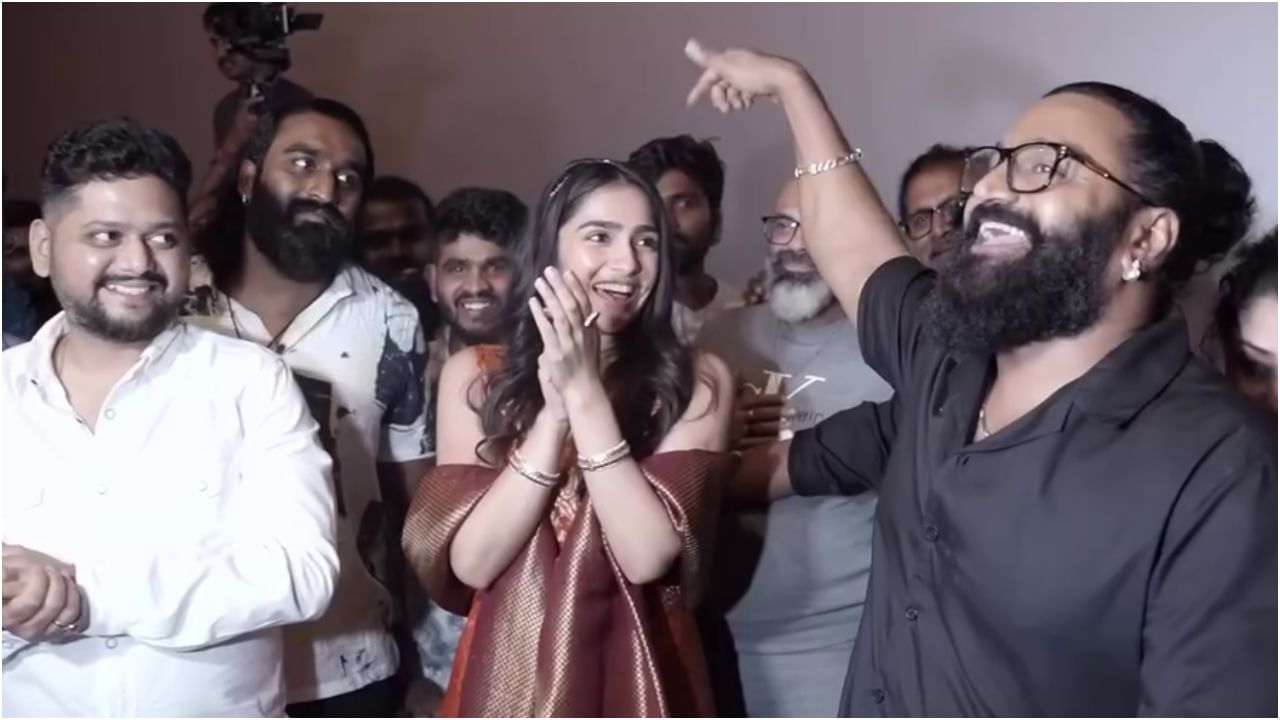 ‘ಕಾಂತಾರ: ಚಾಪ್ಟರ್ 1’ ವಿಶೇಷ ಶೋ ಝಲಕ್; ಮಿಂಚಿದ ರಿಷಬ್, ರುಕ್ಮಿಣಿ ‘ಕಾಂತಾರ: ಚಾಪ್ಟರ್ 1’ ವಿಶೇಷ ಶೋ ಝಲಕ್; ಮಿಂಚಿದ ರಿಷಬ್, ರುಕ್ಮಿಣಿ