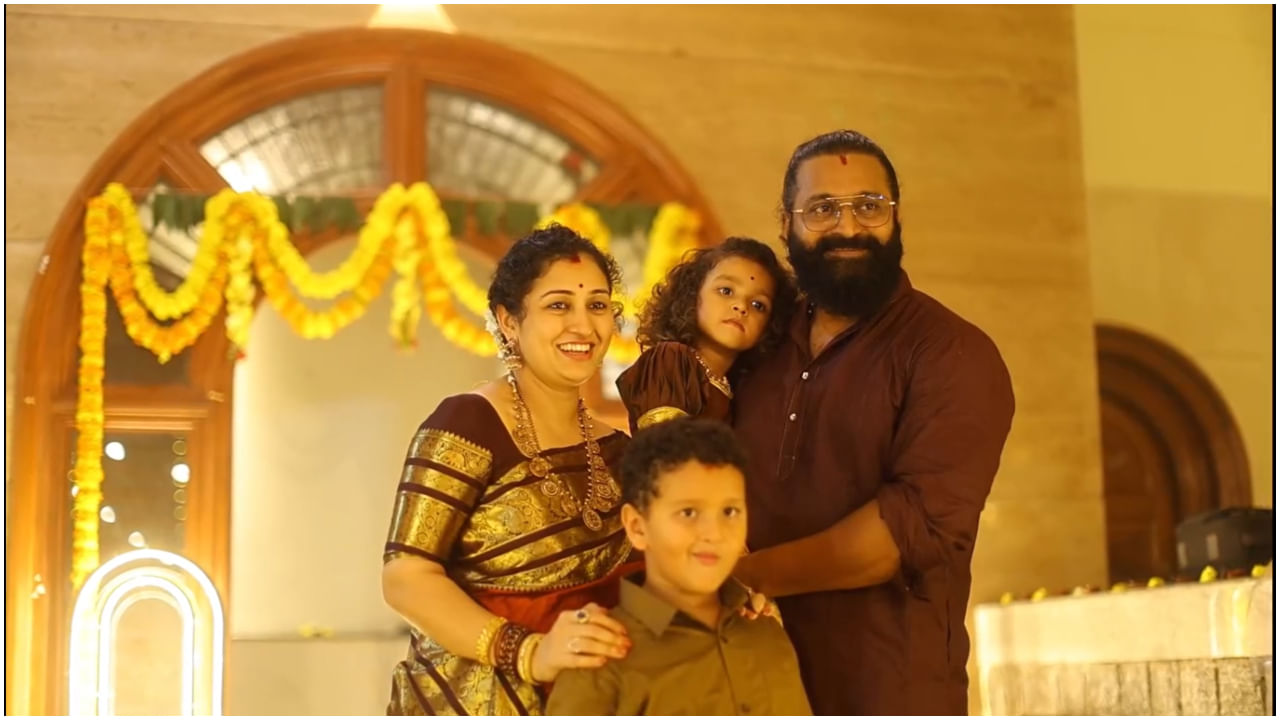 ‘ಕಾಂತಾರ’ ಗೆಲುವಿನ ಬಳಿಕ ಅದ್ದೂರಿಯಾಗಿ ದೀಪಾವಳಿ ಆಚರಿಸಿದ ರಿಷಬ್ ಶೆಟ್ಟಿ ಫ್ಯಾಮಿಲಿ ‘ಕಾಂತಾರ’ ಗೆಲುವಿನ ಬಳಿಕ ಅದ್ದೂರಿಯಾಗಿ ದೀಪಾವಳಿ ಆಚರಿಸಿದ ರಿಷಬ್ ಶೆಟ್ಟಿ ಫ್ಯಾಮಿಲಿ