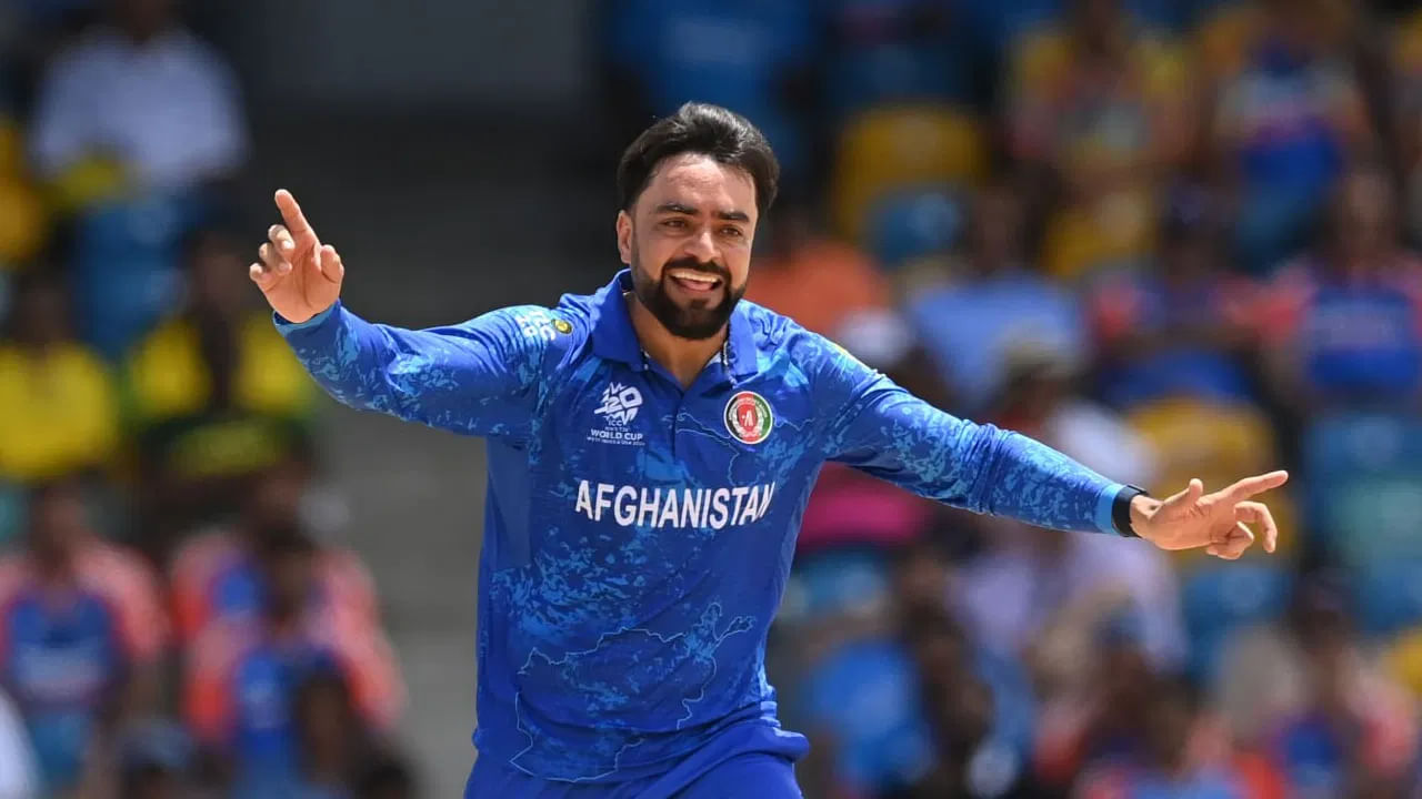 ಇದೀಗ ಕೇವಲ 107 ಇನಿಂಗ್ಸ್​ಗಳ ಮೂಲಕ ರಶೀದ್ ಖಾನ್ ಏಕದಿನ ಕ್ರಿಕೆಟ್​ನಲ್ಲಿ 202 ವಿಕೆಟ್ ಕಬಳಿಸಿದ್ದಾರೆ. ಈ ಮೂಲಕ ಸಖ್ಲೈನ್ ನಂತರ 110 ಕ್ಕಿಂತ ಕಡಿಮೆ ಇನಿಂಗ್ಸ್​ಗಳ ಮೂಲಕ ಒನ್​ಡೇ ಕ್ರಿಕೆಟ್​ನಲ್ಲಿ 200 ವಿಕೆಟ್ ಪಡೆದ ವಿಶ್ವದ 2ನೇ ಸ್ಪಿನ್ನರ್ ಎಂಬ ವಿಶ್ವ ದಾಖಲೆಯನ್ನು ತಮ್ಮದಾಗಿಸಿಕೊಂಡಿದ್ದಾರೆ.