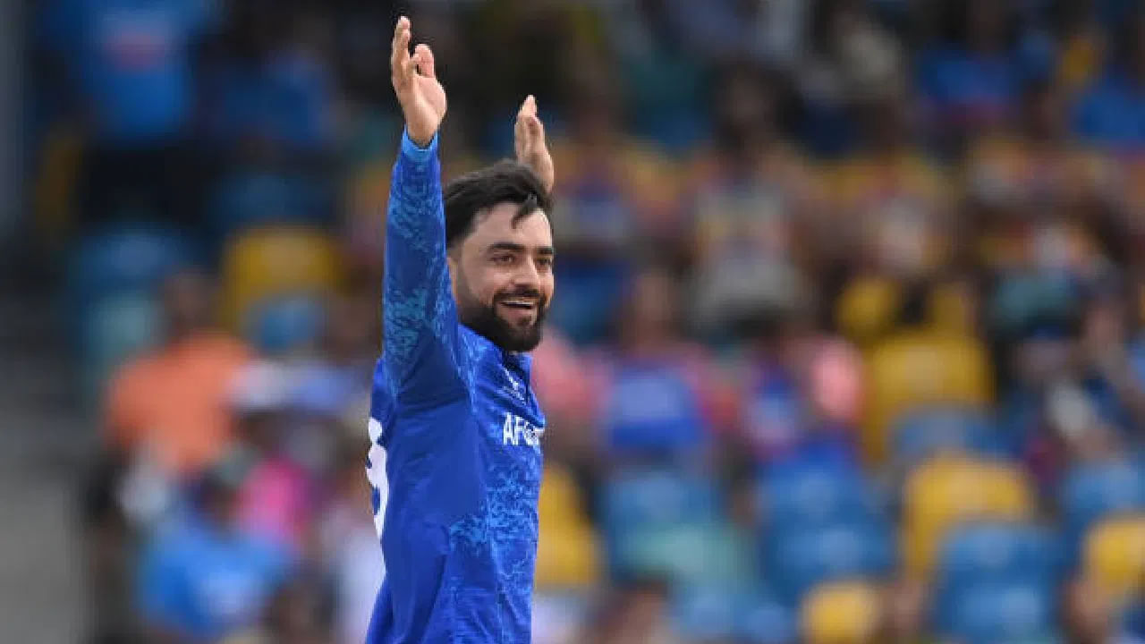 ಅಬುಧಾಬಿಯಲ್ಲಿ ನಡೆದ ಬಾಂಗ್ಲಾದೇಶ್ ವಿರುದ್ಧದ ಮೊದಲ ಏಕದಿನ ಪಂದ್ಯದಲ್ಲಿ 10 ಓವರ್​ಗಳನ್ನು ಎಸೆದ ರಶೀದ್ ಖಾನ್ ಕೇವಲ 38 ರನ್ ನೀಡಿ 3 ವಿಕೆಟ್ ಕಬಳಿಸಿದ್ದರು. ಈ ಮೂರು ವಿಕೆಟ್​ಗಳೊಂದಿಗೆ ರಶೀದ್ ಏಕದಿನ ಕ್ರಿಕೆಟ್​ನಲ್ಲಿ 200 ವಿಕೆಟ್​ಗಳನ್ನು ಪೂರೈಸಿದ್ದಾರೆ.