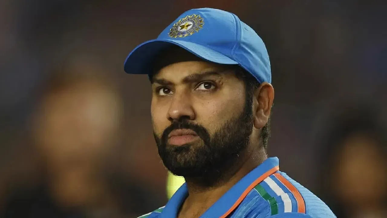 ಏಕೆಂದರೆ 2027ರ ಏಕದಿನ ವಿಶ್ವಕಪ್ ಅನ್ನು ದೃಷ್ಟಿಯಲ್ಲಿಟ್ಟುಕೊಂಡು ತಂಡದ ನಾಯಕತ್ವನ್ನು ಶುಭ್​​ಮನ್ ಗಿಲ್​ಗೆ ನೀಡಲಾಗಿದೆ. ಹೀಗಾಗಿ 38 ವರ್ಷದ ರೋಹಿತ್ ಶರ್ಮಾ ಆಸ್ಟ್ರೇಲಿಯಾ ವಿರುದ್ಧದ ಸರಣಿಯಲ್ಲಿ ವಿಫಲರಾದರೆ ಟೀಮ್ ಇಂಡಿಯಾದಿಂದ ಹೊರಬೀಳುವುಸು ಸಹ ಬಹುತೇಕ ಖಚಿತ ಎಂದೇ ಹೇಳಬಹುದು.