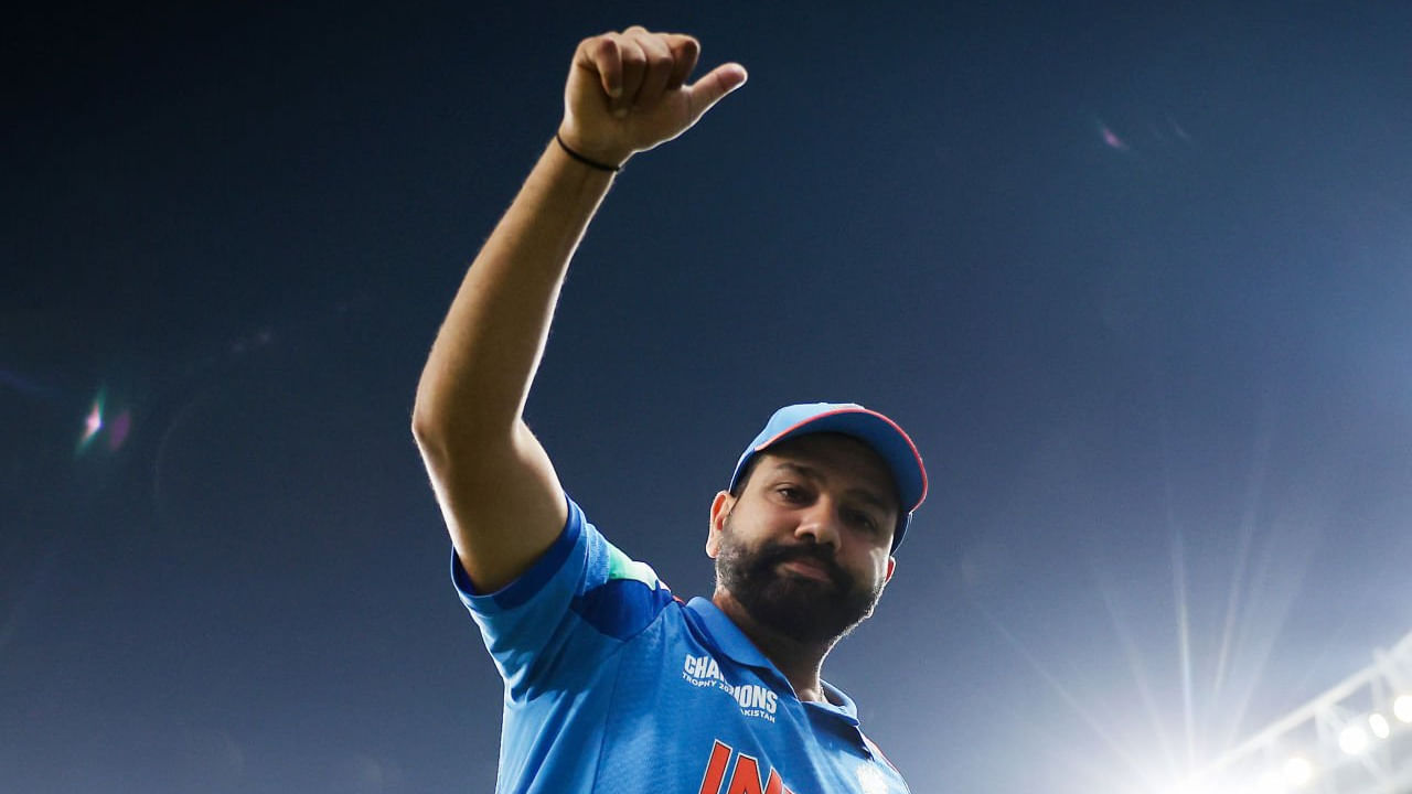 ಭಾರತ ಏಕದಿನ ತಂಡದ ನಾಯಕ ಬದಲಾಗಿದ್ದಾರೆ. ಆಸ್ಟ್ರೇಲಿಯಾ ವಿರುದ್ಧದ ಸರಣಿಗೂ ಮುನ್ನ ರೋಹಿತ್ ಶರ್ಮಾ (Rohit Sharma) ಸ್ಥಾನಕ್ಕೆ ಶುಭ್ಮನ್ ಗಿಲ್ ಆಯ್ಕೆಯಾಗಿದ್ದಾರೆ. ಇದರೊಂದಿಗೆ ಭಾರತೀಯ ಕ್ರಿಕೆಟ್ನಲ್ಲಿ ಹಿಟ್ಮ್ಯಾನ್ ಯುಗಾಂತ್ಯದ ಮುನ್ಸೂಚನೆ ಸಿಕ್ಕಿದೆ.