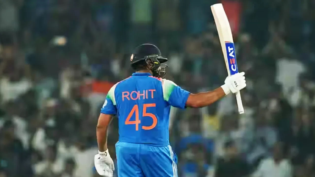 ಅಂದರೆ ಆಸ್ಟ್ರೇಲಿಯಾ ವಿರುದ್ಧದ ಮೂರು ಪಂದ್ಯಗಳ ಸರಣಿಯ ಮೂಲಕ ರೋಹಿತ್ ಶರ್ಮಾ 300 ರನ್ ಕಲೆಹಾಕಿದರೆ ಅಂತಾರಾಷ್ಟ್ರೀಯ ಕ್ರಿಕೆಟ್​ನಲ್ಲಿ 20 ಸಾವಿರ ರನ್ ಪೂರೈಸಲಿದ್ದಾರೆ. ಹಾಗೆಯೇ ಒಂದು ಶತಕ ಸಿಡಿಸಿದರೆ ಇಂಟರ್​ನ್ಯಾಷನಲ್ ಕ್ರಿಕೆಟ್​ನಲ್ಲಿ 50 ಶತಕ ಸಿಡಿಸಿದ ಸಾಧಕರ ಪಟ್ಟಿಯಲ್ಲೂ ಸ್ಥಾನ ಪಡೆಯಲಿದ್ದಾರೆ. ಹೀಗಾಗಿ ಆಸೀಸ್ ಪಿಚ್​ನಲ್ಲಿ ಹಿಟ್​ಮ್ಯಾನ್ ಕಡೆಯಿಂದ ಭರ್ಜರಿ ದಾಖಲೆಗಳನ್ನು ನಿರೀಕ್ಷಿಸಬಹುದು.