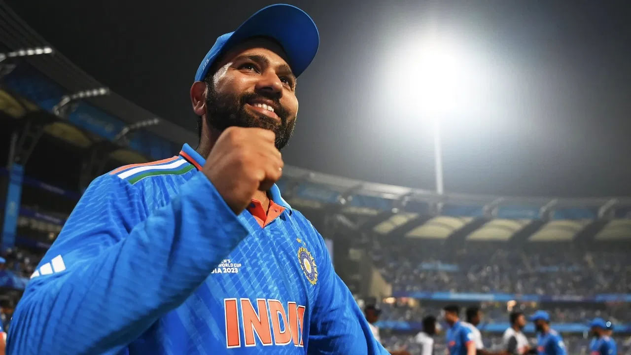 ಅಂದರೆ ಭಾರತದ ಪರ 500 ಅಂತಾರಾಷ್ಟ್ರೀಯ ಪಂದ್ಯಗಳನ್ನಾಡಿರುವುದು ಕೇವಲ 5 ಮಂದಿ ಮಾತ್ರ. ಈ ಐವರಲ್ಲಿ ಇದೀಗ ಐದನೇ ಸ್ಥಾನದಲ್ಲಿ ರೋಹಿತ್ ಶರ್ಮಾ ಕಾಣಿಸಿಕೊಂಡಿದ್ದಾರೆ. ಈ ಮೂಲಕ ಟೀಮ್ ಇಂಡಿಯಾ ಪರ 500 ಪಂದ್ಯಗಳನ್ನಾಡಿದ ವಿಶೇಷ ಸಾಧಕರ ಪಟ್ಟಿಗೆ ಹಿಟ್​ಮ್ಯಾನ್ ಸೇರ್ಪಡೆಯಾಗಿದ್ದಾರೆ.