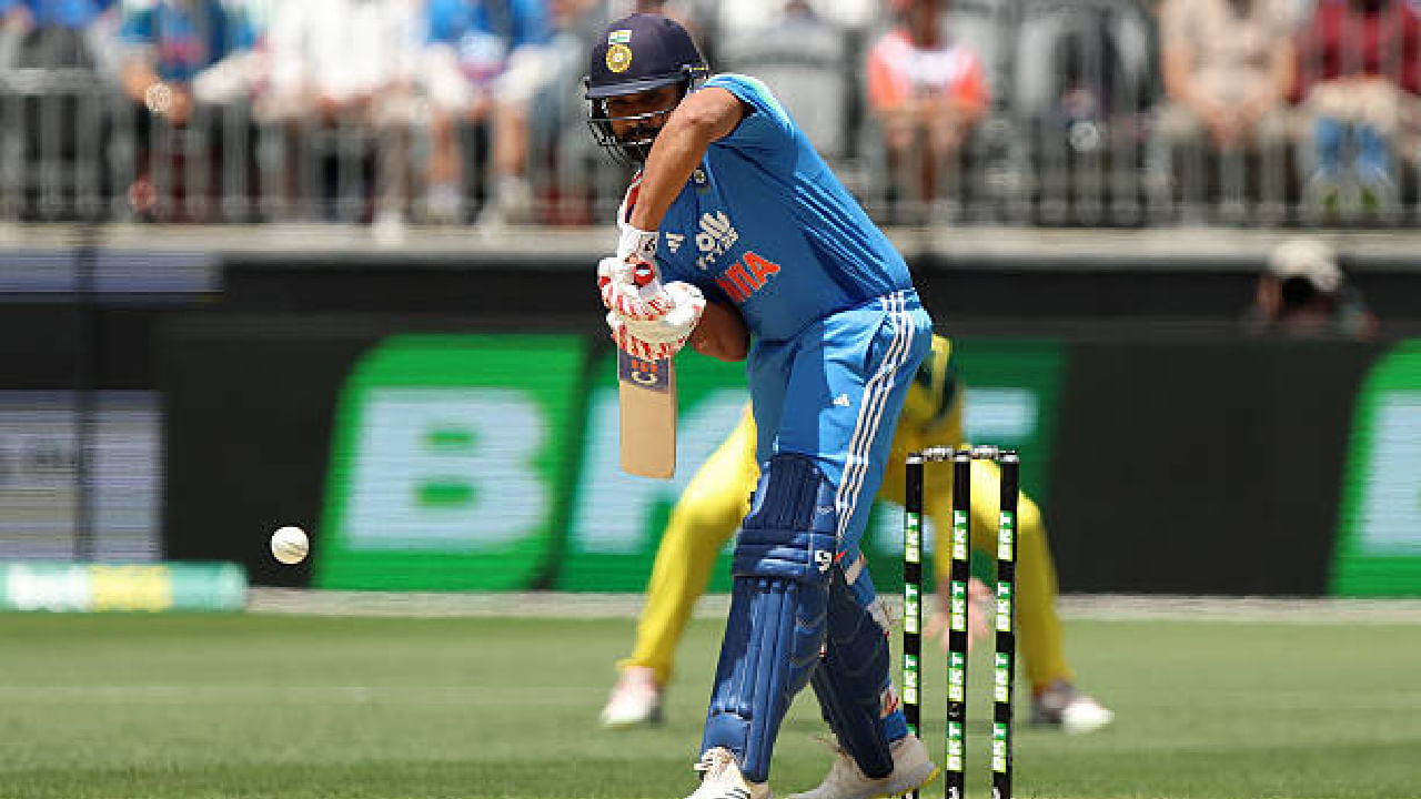 ಅದರಂತೆ ಇನಿಂಗ್ಸ್ ಆರಂಭಿಸಿದ ಟೀಮ್ ಇಂಡಿಯಾ ಉತ್ತಮ ಆರಂಭ ಪಡೆಯುವಲ್ಲಿ ವಿಫಲವಾಯಿತು. ಆರಂಭಿಕನಾಗಿ ಕಣಕ್ಕಿಳಿದ ಅನುಭವಿ ದಾಂಡಿಗ ರೋಹಿತ್ ಶರ್ಮಾ ಕೇವಲ 8 ರನ್​ಗಳಿಗೆ ಬಲಗೈ ವೇಗಿ ಜೋಶ್ ಹೇಝಲ್​ವುಡ್​ಗೆ ವಿಕೆಟ್ ಒಪ್ಪಿಸಿದರು.