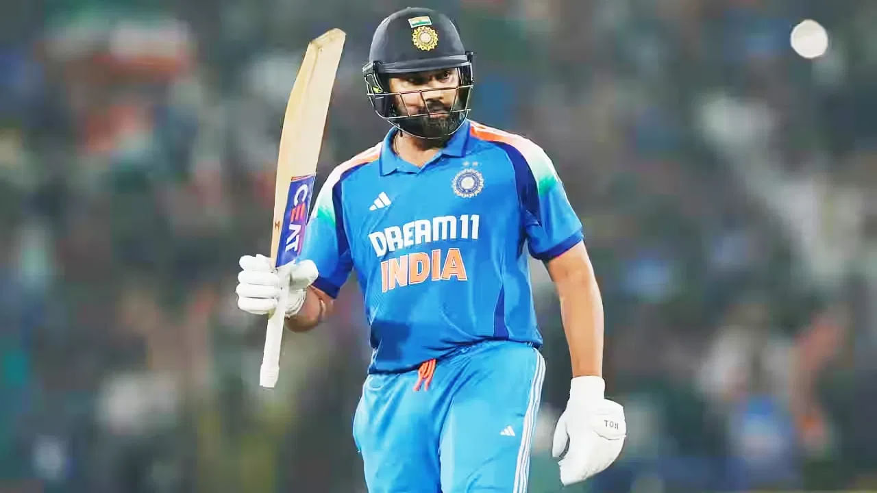 ಅದರಂತೆ ಮೊದಲು ಬ್ಯಾಟ್ ಮಾಡಿದ ಟೀಮ್ ಇಂಡಿಯಾ ಪರ ರೋಹಿತ್ ಶರ್ಮಾ 97 ಎಸೆತಗಳಲ್ಲಿ 2 ಭರ್ಜರಿ ಸಿಕ್ಸ್ ಹಾಗೂ 7 ಫೋರ್​ಗಳೊಂದಿಗೆ 73 ರನ್ ಬಾರಿಸಿದರು. ಈ 73 ರನ್​ಗಳೊಂದಿಗೆ ಆಸ್ಟ್ರೇಲಿಯಾದಲ್ಲಿ ಆಸೀಸ್ ವಿರುದ್ಧ ಏಕದಿನ ಕ್ರಿಕೆಟ್​ನಲ್ಲಿ ಸಾವಿರಕ್ಕೂ ಅಧಿಕ ರನ್ ಕಲೆಹಾಕಿದ ಭಾರತದ ಮೊದಲ ಬ್ಯಾಟರ್ ಎನಿಸಿಕೊಂಡರು.