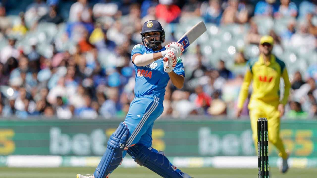 ಇದಕ್ಕೆ ಪೂರಕವಾಗಿ ಈ ಮೈದಾನದಲ್ಲಿ ಅವರ ದಾಖಲೆ ಅತ್ಯುತ್ತಮವಾಗಿದ್ದು, ಇದೇ ಪಂದ್ಯದಲ್ಲಿ ರೋಹಿತ್ಗೆ ವಿಶೇಷ ದಾಖಲೆ ನಿರ್ಮಿಸುವ ಅವಕಾಶವೂ ಸಿಕ್ಕಿದೆ. ಸಿಡ್ನಿಯಲ್ಲಿ ರೋಹಿತ್ ಶರ್ಮಾ ಕೇವಲ ಒಂದು ಸಿಕ್ಸರ್ ಬಾರಿಸಿದರೆ, ಈ ಐತಿಹಾಸಿಕ ಮೈದಾನದಲ್ಲಿ ಅತಿ ಹೆಚ್ಚು ಸಿಕ್ಸರ್ ಬಾರಿಸಿದ ಏಷ್ಯಾದ ಆಟಗಾರನಾಗುತ್ತಾರೆ. ಪ್ರಸ್ತುತ, ಸಿಡ್ನಿ ಮೈದಾನದಲ್ಲಿ ರೋಹಿತ್ ಒಂಬತ್ತು ಸಿಕ್ಸರ್ ಬಾರಿಸಿದ್ದಾರೆ. ಜಯಸೂರ್ಯ ಕೂಡ ಈ ಮೈದಾನದಲ್ಲಿ ಏಕದಿನ ಪಂದ್ಯಗಳಲ್ಲಿ ಅಷ್ಟೇ ಸಂಖ್ಯೆಯ ಸಿಕ್ಸರ್ ಬಾರಿಸಿದ್ದಾರೆ.