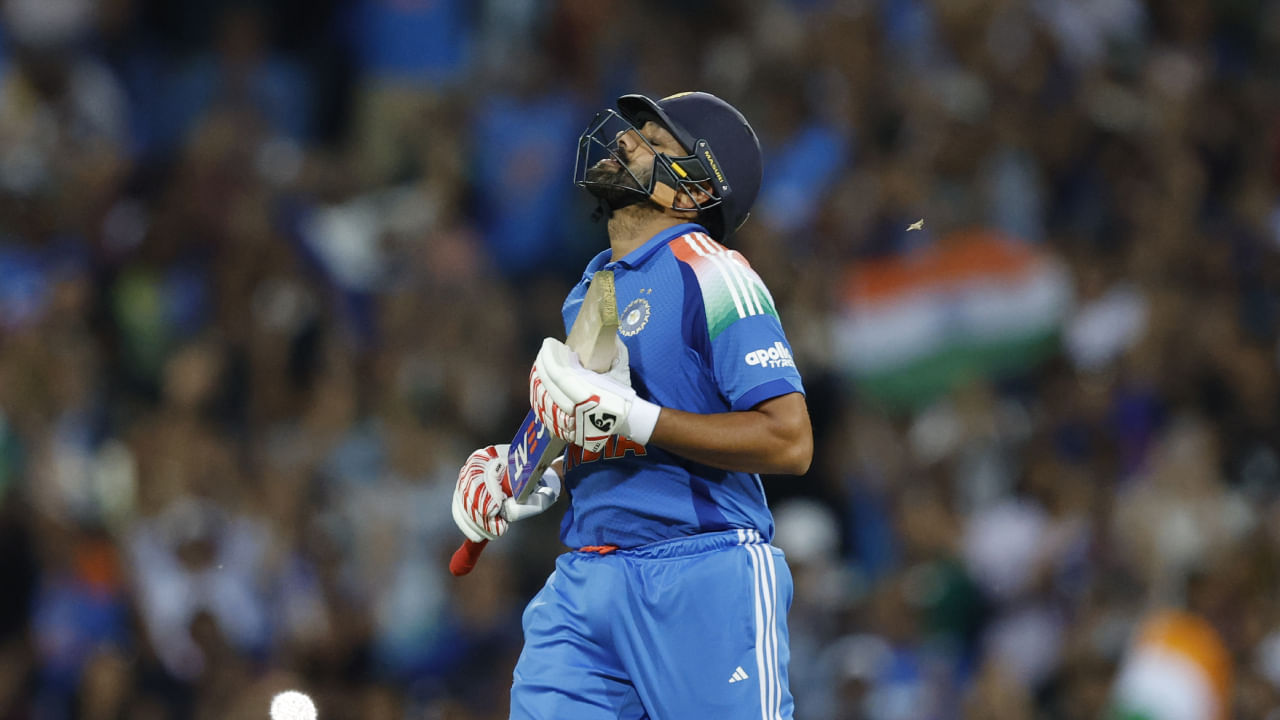 ಈ ಮೂಲಕ 38ನೇ ವಯಸ್ಸಿನಲ್ಲಿ ಐಸಿಸಿ ಏಕದಿನ ರ್ಯಾಂಕಿಂಗ್ನಲ್ಲಿ ಅಗ್ರಸ್ಥಾನಕ್ಕೇರಿದ ಅತ್ಯಂತ ಹಿರಿಯ ಬ್ಯಾಟ್ಸ್ಮನ್ ಎಂಬ ಹೆಗ್ಗಳಿಕೆಗೆ ರೋಹಿತ್ ಪಾತ್ರರಾಗಿದ್ದಾರೆ. ಇತ್ತ ಆಸ್ಟ್ರೇಲಿಯಾ ಪ್ರವಾಸದಲ್ಲಿ ಭಾರತ ಏಕದಿನ ತಂಡದ ನಾಯಕನಾಗಿ ತಂಡವನ್ನು ಮುನ್ನಡೆಸಿದ ಶುಭ್ಮನ್ ಗಿಲ್ ಇಡೀ ಸರಣಿಯಲ್ಲಿ ಹೇಳಿಕೊಳ್ಳುವಂತಹ ಪ್ರದರ್ಶನ ನೀಡಲಿಲ್ಲ. ಹೀಗಾಗಿ ಗಿಲ್ ನಂಬರ್ ಒನ್ ಸ್ಥಾನದಿಂದ ಮೂರನೇ ಸ್ಥಾನಕ್ಕೆ ಕುಸಿದಿದ್ದಾರೆ.