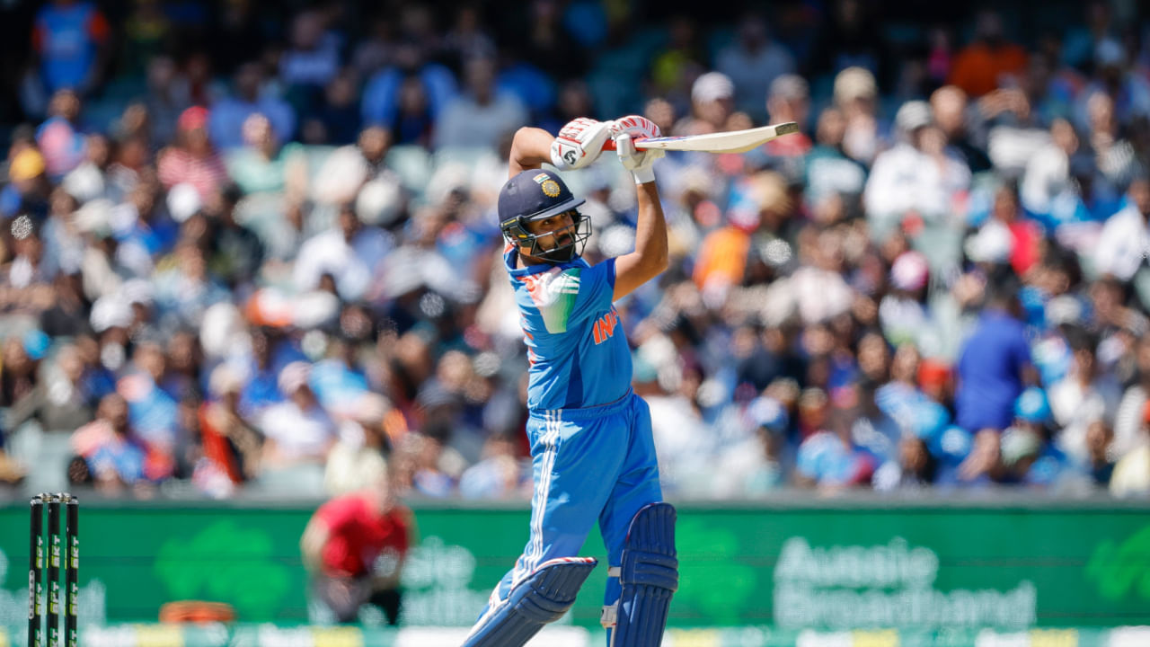 ಅಡಿಲೇಡ್ ಏಕದಿನ ಪಂದ್ಯದಲ್ಲಿ ಟೀಂ ಇಂಡಿಯಾ ಸೋತಿತ್ತಾದರೂ ಮಾಜಿ ನಾಯಕ ರೋಹಿತ್ ಶರ್ಮಾ ಲಯಕ್ಕೆ ಮರಳಿದ್ದು, ಟೀಂ ಇಂಡಿಯಾ ಅಭಿಮಾನಿಗಳಲ್ಲಿ ಸಂತಸ ಮೂಡಿಸಿತ್ತು. ಮೊದಲ ಏಕದಿನ ಪಂದ್ಯದಲ್ಲಿ ಒಂದಂಕಿಗೆ ಸುಸ್ತಾಗಿದ್ದ ರೋಹಿತ್ ಶರ್ಮಾ, ಎರಡನೇ ಏಕದಿನ ಪಂದ್ಯದಲ್ಲಿ 73 ರನ್ ಗಳಿಸಿ ಅಭಿಮಾನಿಗಳ ಹೃದಯ ಗೆದ್ದಿದ್ದರು. ಇದೀಗ ಸಿಡ್ನಿಯಲ್ಲಿಯೂ ಅವರ ಮೇಲೆ ನಿರೀಕ್ಷೆಗಳು ಹೆಚ್ಚಿವೆ.