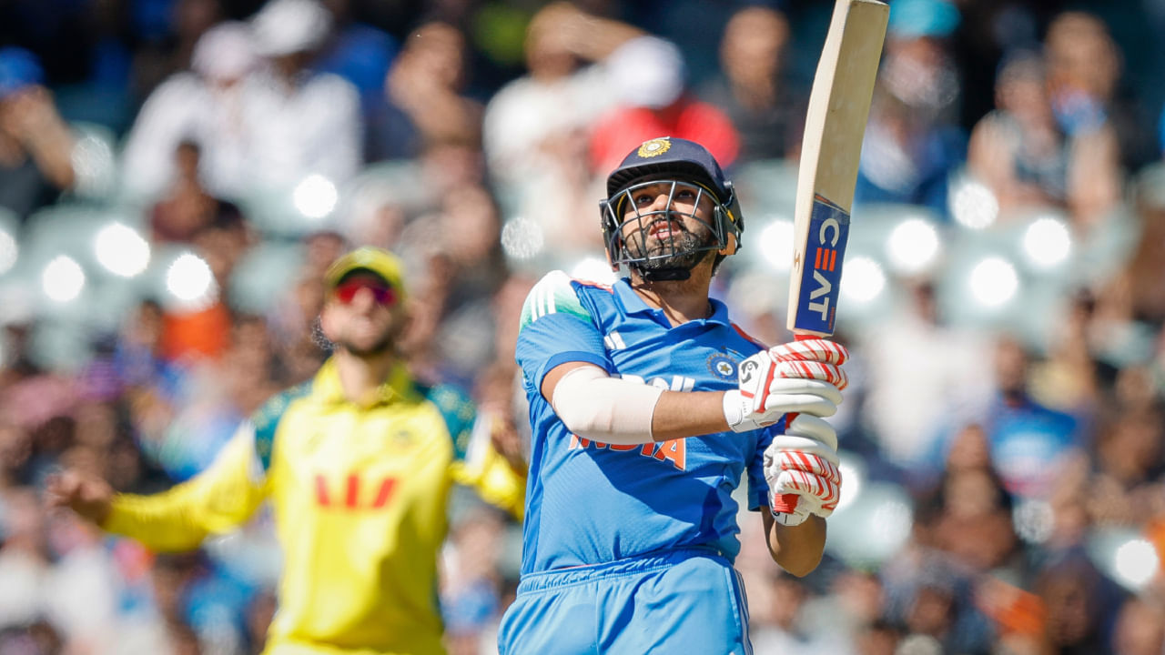 ಸಿಡ್ನಿ ಕ್ರಿಕೆಟ್ ಮೈದಾನದಲ್ಲಿ ರೋಹಿತ್ ಶರ್ಮಾ ಅವರ ಏಕದಿನ ಪ್ರದರ್ಶನ ಅತ್ಯುತ್ತಮವಾಗಿದೆ. ಅವರು ಈ ಮೈದಾನದಲ್ಲಿ ಐದು ಏಕದಿನ ಪಂದ್ಯಗಳಲ್ಲಿ 333 ರನ್ ಗಳಿಸಿದ್ದಾರೆ. ಅವರ ಬ್ಯಾಟಿಂಗ್ ಸರಾಸರಿ 66.60 ಆಗಿದೆ. ಸಿಡ್ನಿಯಲ್ಲಿ ರೋಹಿತ್ ಒಂದು ಶತಕ ಮತ್ತು ಎರಡು ಅರ್ಧಶತಕಗಳನ್ನು ಬಾರಿಸಿದ್ದಾರೆ. ಈ ಮೈದಾನದಲ್ಲಿ ಭಾರತದ ಪರ ಅತಿ ಹೆಚ್ಚು ರನ್ ಗಳಿಸಿದ ಆಟಗಾರ ರೋಹಿತ್. ರೋಹಿತ್ ನಂತರ, ಸಚಿನ್ ಈ ಮೈದಾನದಲ್ಲಿ 52 ಕ್ಕಿಂತ ಹೆಚ್ಚು ಸರಾಸರಿಯಲ್ಲಿ 315 ರನ್ ಗಳಿಸಿದ್ದಾರೆ.