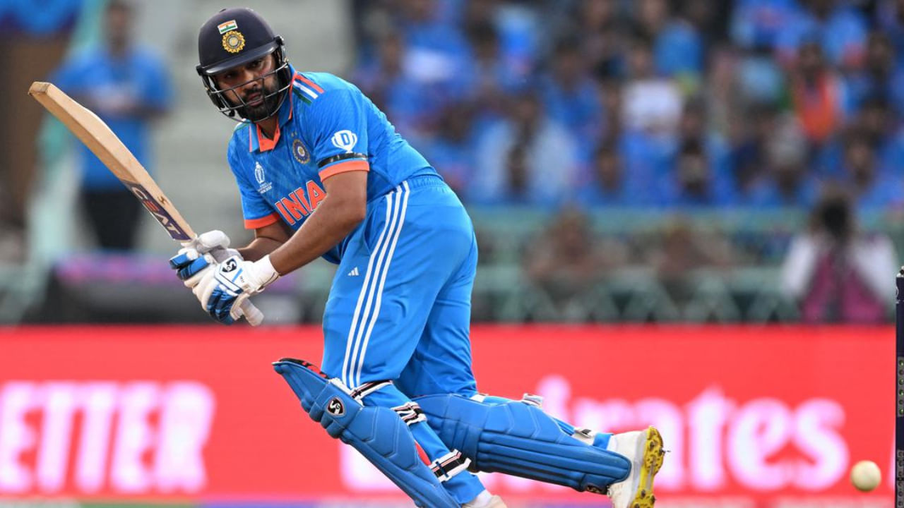 ಆಸ್ಟ್ರೇಲಿಯಾ ಪ್ರವಾಸಕ್ಕೂ ಮುನ್ನ ಏಕದಿನ ತಂಡದ ನಾಯಕತ್ವ ಕಳೆದುಕೊಂಡಿರುವ ರೋಹಿತ್ ಶರ್ಮಾ, ಇದೀಗ ಸಾಮಾನ್ಯ ಆಟಗಾರನಂತೆ ಕಾಂಗರೂಗಳ ನಾಡಲ್ಲಿ ಬ್ಯಾಟ್ ಬೀಸಲಿದ್ದಾರೆ. 2027 ರ ಏಕದಿನ ವಿಶ್ವಕಪ್ ಆಡಬೇಕೆಂಬ ಇರಾದೆಯಲ್ಲಿರುವ ರೋಹಿತ್ ಈ ಸರಣಿಯಲ್ಲಿ ಅಬ್ಬರಿಸಬೇಕಾಗಿದೆ. ಇದು ಸಾಧ್ಯವಾದರೆ, ರೋಹಿತ್ ಶರ್ಮಾ ಒಂದಲ್ಲ, ಎರಡಲ್ಲ, ಬರೋಬ್ಬರಿ 8 ದಾಖಲೆ ನಿರ್ಮಿಸುವ ಅವಕಾಶ ಹೊಂದಿದ್ದಾರೆ.