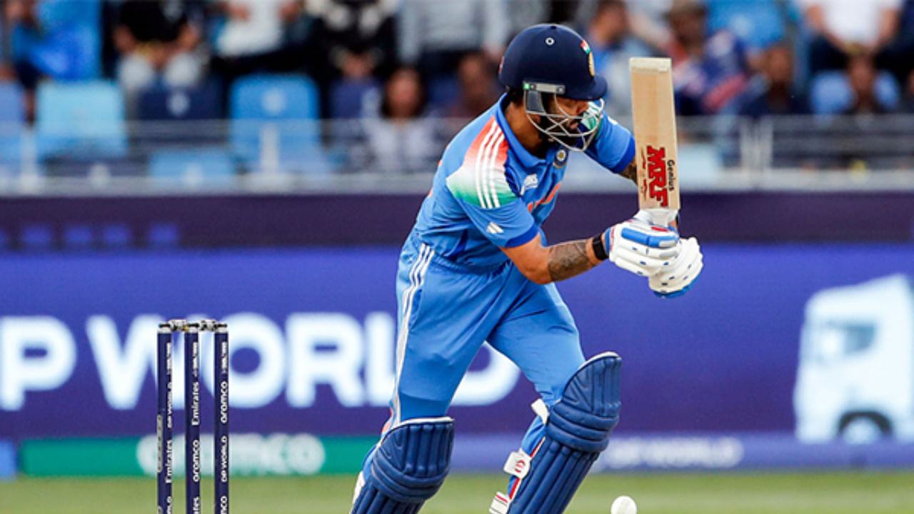 ವಿರಾಟ್ ಕೊಹ್ಲಿ ವಿಷಯದಲ್ಲೂ ಇದೇ ಆಗಿದೆ. 2008 ರಲ್ಲಿ ಅಂತರರಾಷ್ಟ್ರೀಯ ಕ್ರಿಕೆಟ್‌ಗೆ ಪಾದಾರ್ಪಣೆ ಮಾಡಿದ ಕೊಹ್ಲಿ ಇದುವರೆಗೆ 82 ಶತಕಗಳನ್ನು ಗಳಿಸಿದ್ದಾರೆ. ಇವುಗಳಲ್ಲಿ ಡಿಸೆಂಬರ್, ಜನವರಿ ಮತ್ತು ಫೆಬ್ರವರಿಯಲ್ಲಿ ತಲಾ 11 ಶತಕಗಳನ್ನು ಗಳಿಸಿದ್ದಾರೆ. ಉಳಿದಂತೆ ಅಕ್ಟೋಬರ್‌ನಲ್ಲಿ ಅತಿ ಹೆಚ್ಚು ಅಂದರೆ 16 ಶತಕಗಳು ಸಿಡಿದಿವೆ.
