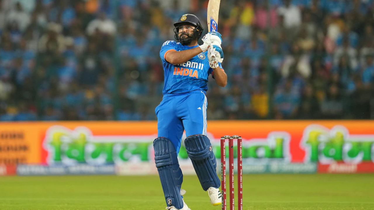 ಆಸ್ಟ್ರೇಲಿಯಾ ವಿರುದ್ಧ ಇದುವರೆಗೆ 46 ಏಕದಿನ ಪಂದ್ಯಗಳನ್ನಾಡಿರುವ ರೋಹಿತ್ ಶರ್ಮಾ ಈಗಾಗಲೇ 88 ಸಿಕ್ಸರ್‌ಗಳನ್ನು ಬಾರಿಸಿದ್ದಾರೆ. ಇದೀಗ ಆಸ್ಟ್ರೇಲಿಯಾ ವಿರುದ್ಧ ಏಕದಿನ ಪಂದ್ಯಗಳಲ್ಲಿ 100 ಸಿಕ್ಸರ್‌ಗಳನ್ನು ಬಾರಿಸಿದ ವಿಶ್ವದ ಮೊದಲ ಕ್ರಿಕೆಟಿಗ ಎಂಬ ದಾಖಲೆ ಬರೆಯಲು ರೋಹಿತ್​ಗೆ ಕೇವಲ 12 ಸಿಕ್ಸರ್‌ಗಳು ಬೇಕಾಗಿವೆ. ಈ ಮೂರು ಪಂದ್ಯಗಳ ಸರಣಿಯಲ್ಲಿ ರೋಹಿತ್ ಶರ್ಮಾ ಈ ದಾಖಲೆಯನ್ನು ಸೃಷ್ಟಿಸುತ್ತಾರಾ ಎಂಬುದನ್ನು ಕಾದು ನೋಡಬೇಕಿದೆ.