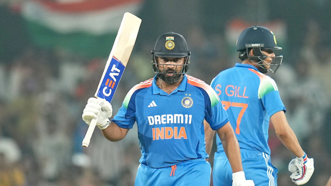 ತಮ್ಮ ದಶಕಗಳ ಅಂತರರಾಷ್ಟ್ರೀಯ ವೃತ್ತಿಜೀವನದಲ್ಲಿ ರೋಹಿತ್ ಶರ್ಮಾ ಇದುವರೆಗೆ 49 ಶತಕಗಳನ್ನು ಬಾರಿಸಿದ್ದಾರೆ. ಇದರರ್ಥ ಶತಕಗಳ ಅರ್ಧಶತಕ ಬಾರಿಸಲು ರೋಹಿತ್​ಗೆ ಇನ್ನೊಂದು ಶತಕ ಬೇಕಾಗಿದೆ. ಇದುವರೆಗೆ ರೋಹಿತ್ ಟೆಸ್ಟ್‌ನಲ್ಲಿ 12, ಏಕದಿನದಲ್ಲಿ 32 ಮತ್ತು ಟಿ20 ಯಲ್ಲಿ ಐದು ಶತಕಗಳನ್ನು ಬಾರಿಸಿದ್ದಾರೆ. ಇದೀಗ ಆಸೀಸ್ ವಿರುದ್ಧದ ಪಂದ್ಯದಲ್ಲಿ ರೋಹಿತ್ ಶತಕ ಬಾರಿಸಿದರೆ, ಮಹತ್ವದ ಮೈಲಿಗಲ್ಲು ತಲುಪಲಿದ್ದಾರೆ.
