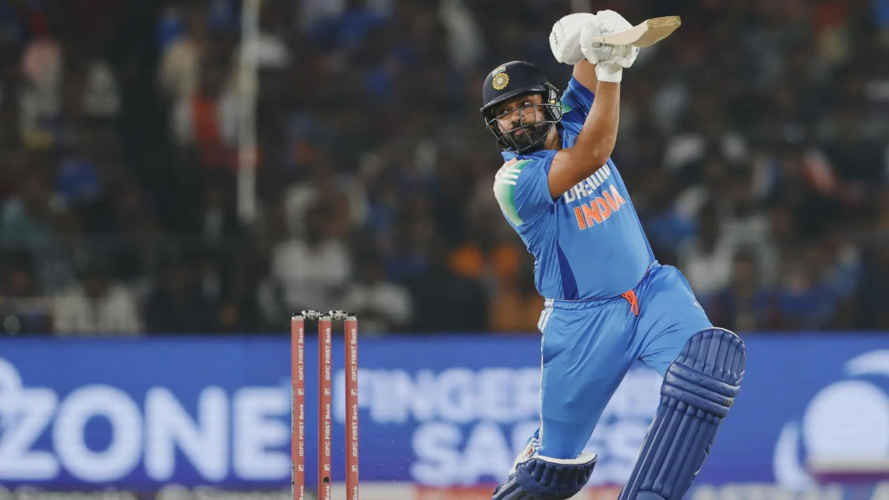 ಏಕದಿನ ಕ್ರಿಕೆಟ್‌ನಲ್ಲಿ ಅತಿ ಹೆಚ್ಚು ಸಿಕ್ಸರ್‌ಗಳನ್ನು ಬಾರಿಸಿದ ಬ್ಯಾಟ್ಸ್‌ಮನ್ ಎಂಬ ದಾಖಲೆ ಬರೆಯಲು ರೋಹಿತ್ ಶರ್ಮಾ ಕೇವಲ ಎಂಟು ಸಿಕ್ಸರ್‌ಗಳ ದೂರದಲ್ಲಿದ್ದಾರೆ. ಆಸ್ಟ್ರೇಲಿಯಾ ಪ್ರವಾಸದಲ್ಲಿ ರೋಹಿತ್ ಈ ದಾಖಲೆ ಸೃಷ್ಟಿಸುವ ಅವಕಾಶ ಹೊಂದಿದ್ದಾರೆ. ಪ್ರಸ್ತುತ, ಶಾಹಿದ್ ಅಫ್ರಿದಿ 351 ಸಿಕ್ಸರ್‌ಗಳೊಂದಿಗೆ ಅಗ್ರಸ್ಥಾನದಲ್ಲಿದ್ದಾರೆ. ರೋಹಿತ್ 344 ಏಕದಿನ ಸಿಕ್ಸರ್‌ಗಳೊಂದಿಗೆ 2ನೇ ಸ್ಥಾನದಲಿದ್ದಾರೆ.