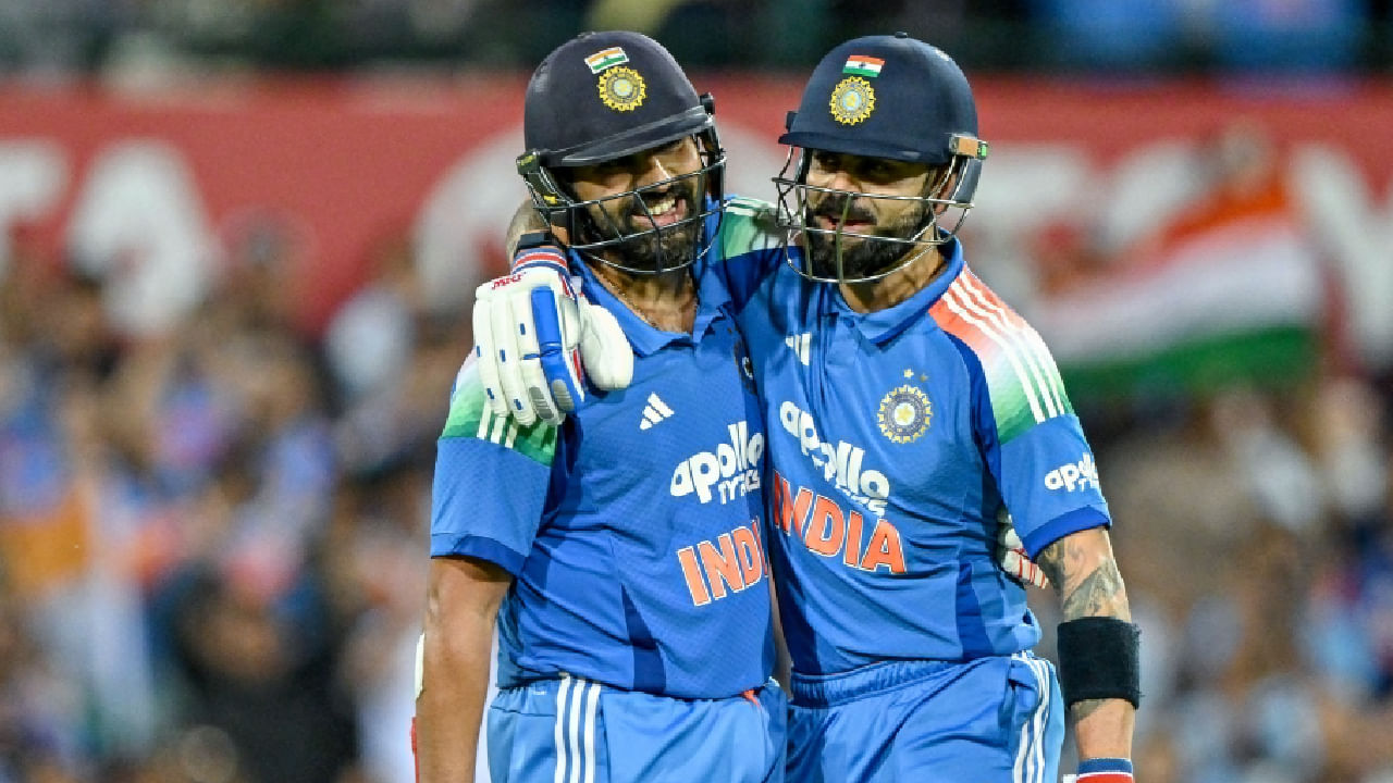 ಅಂದರೆ ರೋ-ಕೊ ಜೋಡಿಯ ಆರ್ಭಟವನ್ನು ಮತ್ತೊಮ್ಮೆ ಕಣ್ತುಂಬಿಕೊಳ್ಳಲು ಮುಂದಿನ ತಿಂಗಳಾಂತ್ಯದವರೆಗೆ ಕಾಯಲೇಬೇಕು. ಅದು ಕೂಡ ಬಲಿಷ್ಠ ಸೌತ್ ಆಫ್ರಿಕಾ ವಿರುದ್ಧ. ಹೀಗಾಗಿ ಮುಂದಿನ ಮೂರು ಪಂದ್ಯಗಳಲ್ಲೂ ರೋಹಿತ್ ಶರ್ಮಾ ಹಾಗೂ ವಿರಾಟ್ ಕೊಹ್ಲಿ ಕಡೆಯಿಂದ ಭರ್ಜರಿ ಪ್ರದರ್ಶನವನ್ನು ನಿರೀಕ್ಷಿಸಬಹುದು.