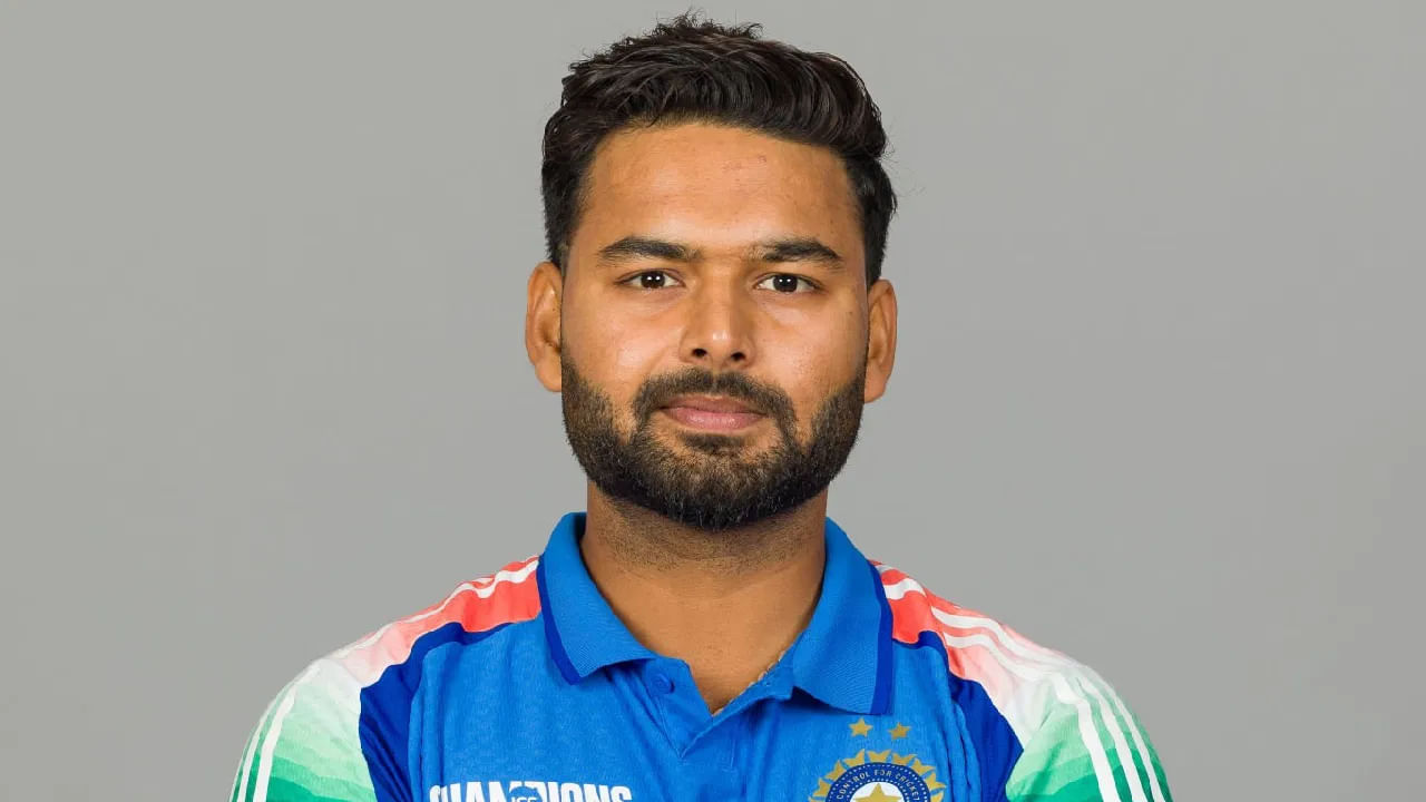 ರಿಷಭ್ ಪಂತ್: ಇಂಗ್ಲೆಂಡ್ ವಿರುದ್ಧದ ಟೆಸ್ಟ್ ಸರಣಿ ವೇಳೆ ಗಾಯಗೊಂಡಿದ್ದ ಟೀಮ್ ಇಂಡಿಯಾ ವಿಕೆಟ್ ಕೀಪರ್ ಬ್ಯಾಟರ್ ರಿಷಭ್ ಪಂತ್ ಇನ್ನೂ ಕೂಡ ಸಂಪೂರ್ಣ ಚೇತರಿಸಿಕೊಂಡಿಲ್ಲ. ಹೀಗಾಗಿ ಆಸ್ಟ್ರೇಲಿಯಾ ವಿರುದ್ಧದ ಟಿ20 ಸರಣಿಗೆ ಪಂತ್ ಅವರನ್ನು ಆಯ್ಕೆ ಮಾಡಲಾಗಿಲ್ಲ.