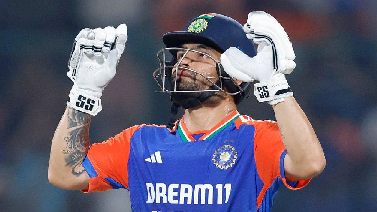 ಸದ್ಯ ರಣಜಿ ಟೂರ್ನಿಯಲ್ಲಿ ಕಣಕ್ಕಿಳಿಯುತ್ತಿರುವ ರಿಂಕು ಸಿಂಗ್ ಆಸ್ಟ್ರೇಲಿಯಾ ವಿರುದ್ಧದ ಟಿ20 ಸರಣಿಗೆ ಆಯ್ಕೆಯಾಗಿದ್ದಾರೆ. ಈ ಸರಣಿಯು ಅಕ್ಟೋಬರ್ 29 ರಿಂದ ಶುರುವಾಗಲಿದೆ. ಹೀಗಾಗಿ ಉತ್ತರ ಪ್ರದೇಶ್​ ತಂಡದ ಮೂರನೇ ಪಂದ್ಯಕ್ಕೆ ರಿಂಕು ಸಿಂಗ್ ಅಲಭ್ಯರಾಗಲಿದ್ದಾರೆ.