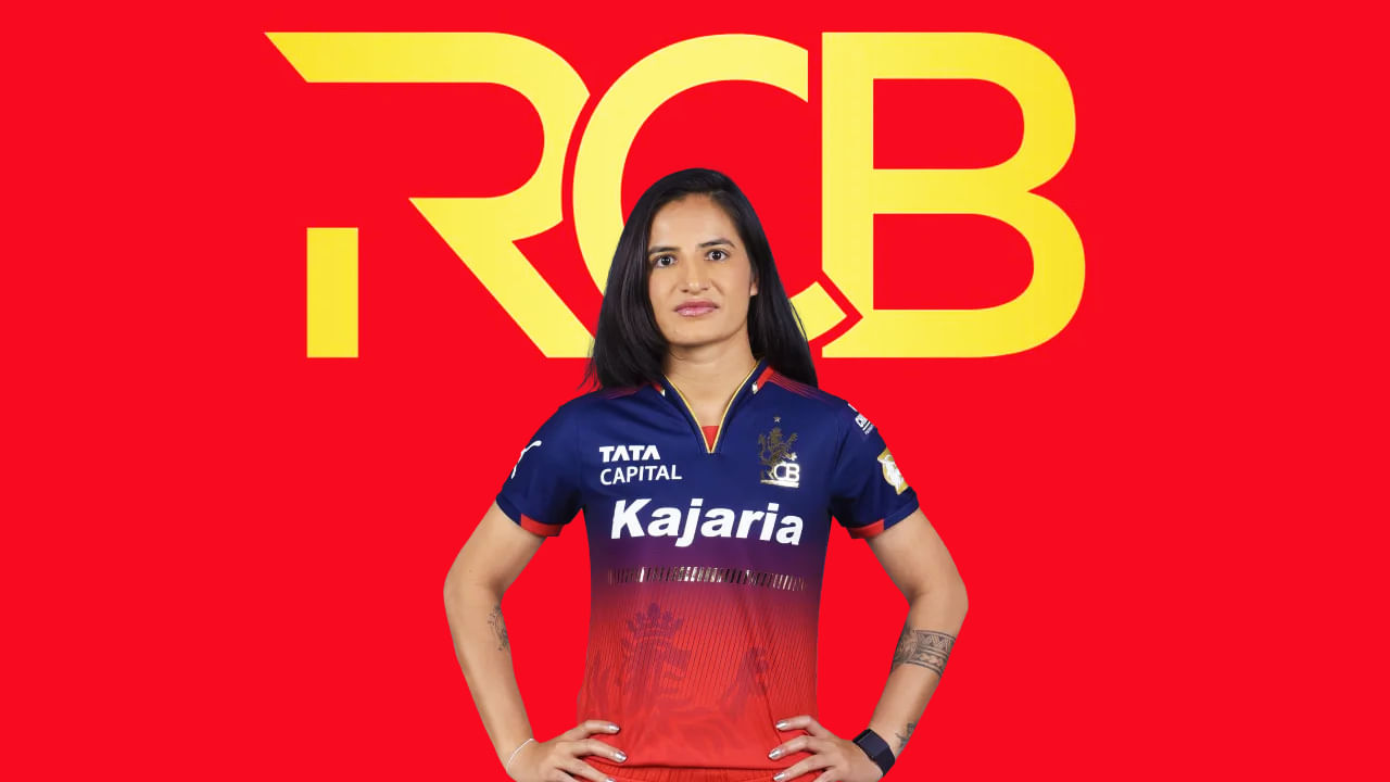 ರೇಣುಕಾ ಸಿಂಗ್ ಠಾಕೂರ್: ರಾಯಲ್ ಚಾಲೆಂಜರ್ಸ್ ಬೆಂಗಳೂರು ತಂಡದ ಪ್ರಮುಖ ವೇಗಿ ರೇಣುಕಾ ಠಾಕೂರ್ ಅವರನ್ನು ಸಹ ಈ ಬಾರಿ ಬಿಡುಗಡೆ ಮಾಡುವ ಸಾಧ್ಯತೆಯಿಲ್ಲ. ತಂಡದ ಪ್ರಮುಖ ಬೌಲರ್ ಆಗಿರುವ ಕಾರಣ ಅವರನ್ನು ಮುಂದಿನ ಸೀಸನ್ಗೂ ರಿಟೈನ್ ಮಾಡಿಕೊಳ್ಳಬಹುದು.