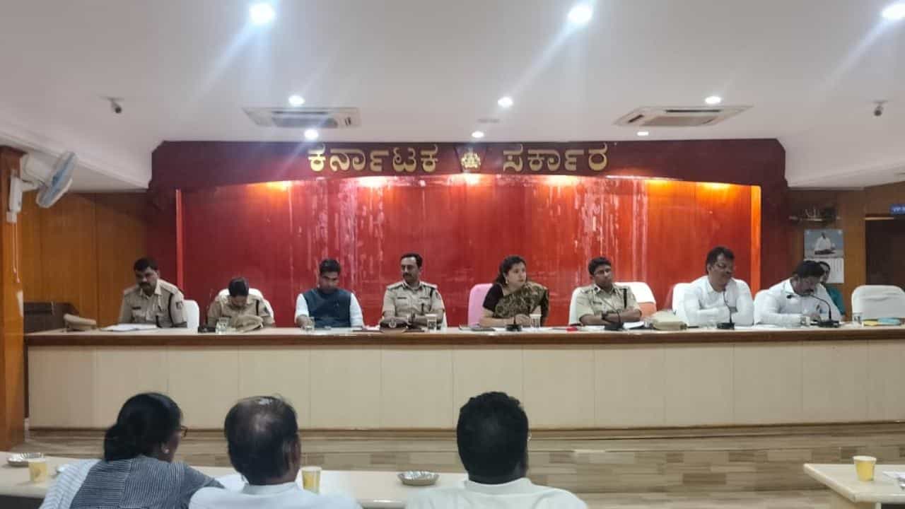ಚಿತ್ತಾಪುರದಲ್ಲಿ RSS ಇತರೆ ಸಂಘಟನೆಗಳಿಂದ ವಾಗ್ವಾದ: ಅರ್ಧಕ್ಕೆ ನಿಂತೇ ಹೋಯ್ತು ಶಾಂತಿ ಸಭೆ ಚಿತ್ತಾಪುರದಲ್ಲಿ RSS ಇತರೆ ಸಂಘಟನೆಗಳಿಂದ ವಾಗ್ವಾದ: ಅರ್ಧಕ್ಕೆ ನಿಂತೇ ಹೋಯ್ತು ಶಾಂತಿ ಸಭೆ