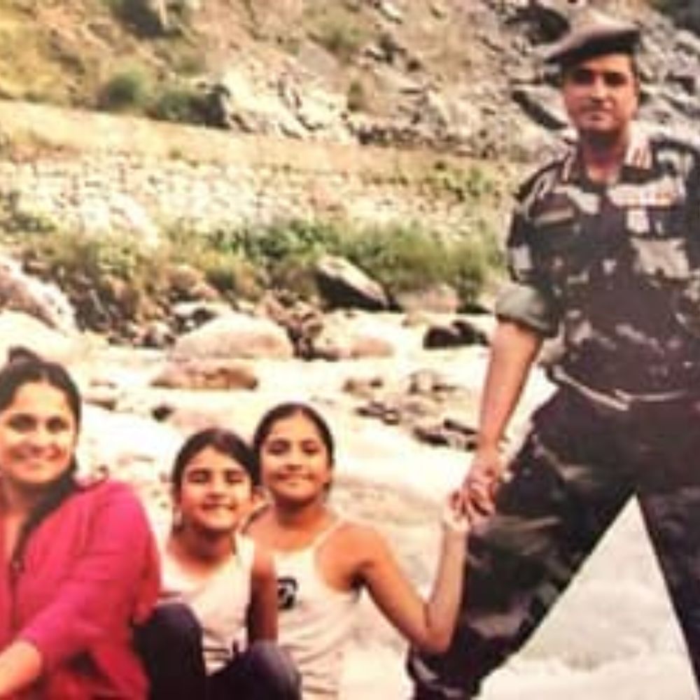 ವಸಂತ್ ವೇಣುಗೋಪಾಲ್ ಅವರು ತಮ್ಮ ಹದಿನೆಂಟು ವರ್ಷದ ಸೈನ್ಯದ ಅವಧಿಯಲ್ಲಿ ಪಠಾಣ್​ಕೋಟ್, ಉರಿ, ಸಿಕ್ಕಿಂ, ಜಮ್ಮು ಕಾಶ್ಮೀರದ ಹಲವು ಭಾಗಗಳು, ಗಾಂಧಿನಗರ, ಬೆಂಗಳೂರು, ರಾಂಚಿ ಹಲವೆಡೆ ಕರ್ತವ್ಯ ನಿರ್ವಹಿಸಿದ್ದರು.