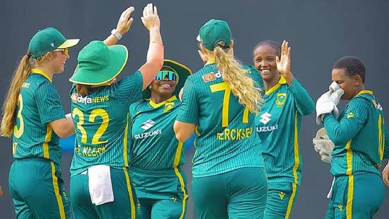 ಅತ್ತ ಪಾಕಿಸ್ತಾನ್ ವಿರುದ್ಧ 150 ರನ್​ಗಳ ಭರ್ಜರಿ ಜಯ ಸಾಧಿಸಿರುವ ಸೌತ್ ಆಫ್ರಿಕಾ ತಂಡವು ಅಂಕ ಪಟ್ಟಿಯಲ್ಲಿ ಅಗ್ರಸ್ಥಾನ ಅಲಂಕರಿಸುವ ಮೂಲಕ ಸೆಮಿಫೈನಲ್​ಗೆ ಎಂಟ್ರಿ ಕೊಟ್ಟಿದೆ. ಈವರೆಗೆ 6 ಪಂದ್ಯಗಳನ್ನಾಡಿರುವ ಸೌತ್ ಆಫ್ರಿಕಾ ತಂಡ 5 ಮ್ಯಾಚ್​ಗಳಲ್ಲಿ ಜಯ ಸಾಧಿಸಿದ್ದು, ಒಂದು ಪಂದ್ಯದಲ್ಲಿ ಮಾತ್ರ ಸೋತಿದೆ. ಈ ಮೂಲಕ ಒಟ್ಟು 10 ಅಂಕಗಳೊಂದಿಗೆ ಸೆಮಿಫೈನಲ್​​ಗೆ ಪ್ರವೇಶಿಸಿದೆ.
