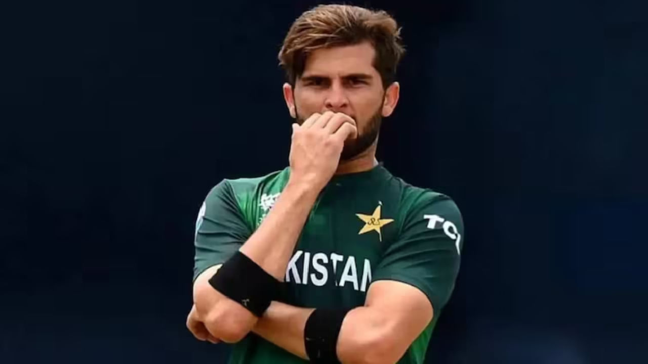 ಇದಾದ ಬಳಿಕ 2024ರ ಟಿ20 ವಿಶ್ವಕಪ್ನಲ್ಲಿ ಬಾಬರ್ ಆಝಂ ಮುಂದಾಳತ್ವದಲ್ಲಿ ಪಾಕ್ ಪಡೆ ಹೀನಾಯ ಪ್ರದರ್ಶನ ನೀಡಿತ್ತು. ಹೀಗಾಗಿ ಬಾಬರ್ ಆಝಂ ಅವರನ್ನು ನಾಯಕತ್ವದಿಂದ ಕೆಳಗಿಳಿಸಿ ಮೊಹಮ್ಮದ್ ರಿಝ್ವಾನ್ಗೆ ಕ್ಯಾಪ್ಟನ್ ಪಟ್ಟ ನೀಡಲಾಯಿತು. ಇದೀಗ ಮೊಹಮ್ಮದ್ ರಿಝ್ವಾನ್ ಅವರನ್ನು ನಾಯಕತ್ವದಿಂದ ತೆಗೆದು ಹಾಕಲಾಗಿದೆ. ಅವರ ಬದಲಿಗೆ ಶಾಹೀನ್ ಅಫ್ರಿದಿಗೆ ಕ್ಯಾಪ್ಟನ್ ಪಟ್ಟ ನೀಡಲಾಗಿದೆ.