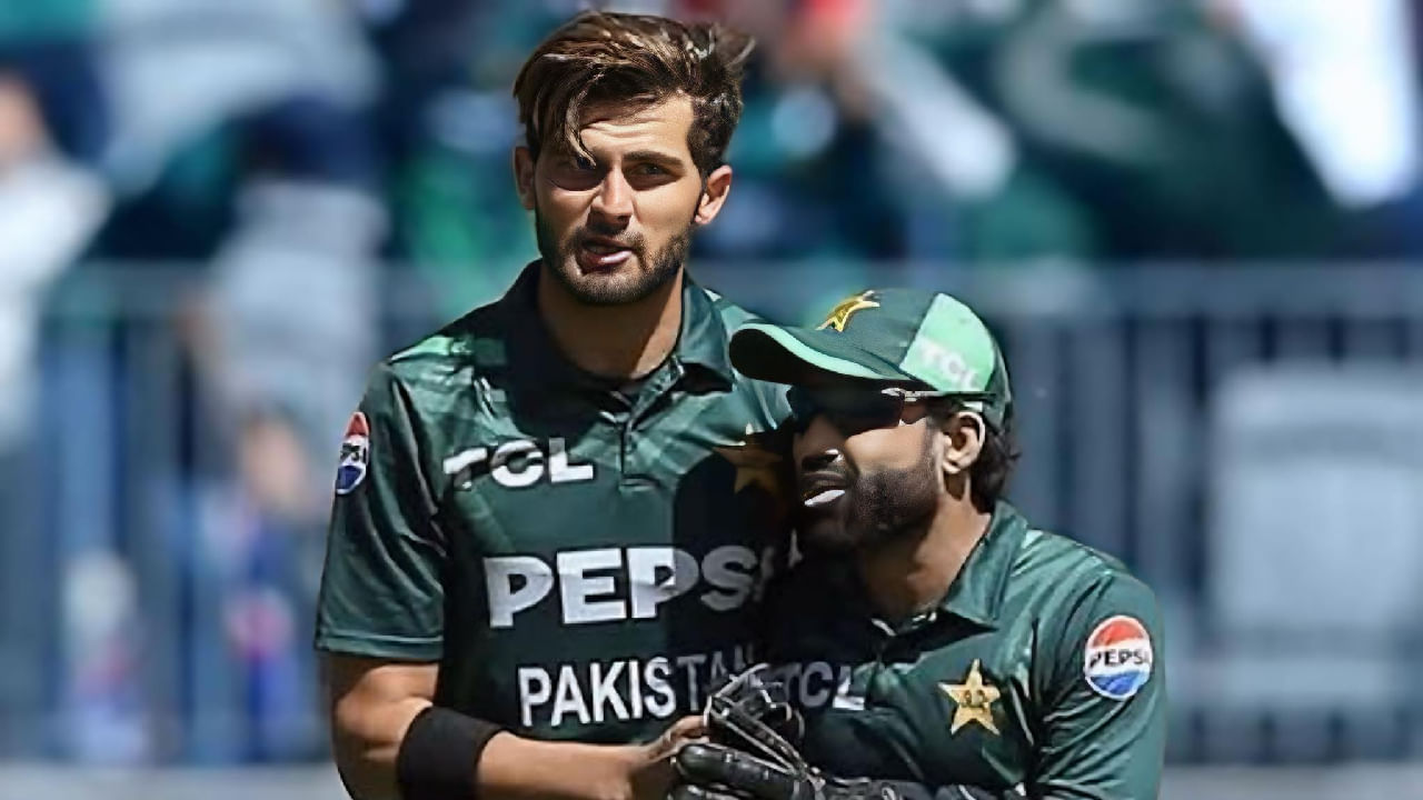 ಈ ಹಿಂದೆ ನಾಯಕರಾಗಿದ್ದ ಮೊಹಮ್ಮದ್ ರಿಝ್ವಾನ್ ಅವರನ್ನು ಕ್ಯಾಪ್ಟನ್ ಪಟ್ಟದಿಂದ ಕೆಳಗಿಳಿಸಲಾಗಿದ್ದು, ಅವರ ಬದಲಿಗೆ ಇದೀಗ ಶಾಹೀನ್ ಅಫ್ರಿದಿ ಪಟ್ಟ ಕಟ್ಟಲಾಗಿದೆ. ಅದರಂತೆ ಸೌತ್ ಆಫ್ರಿಕಾ ವಿರುದ್ಧದ ಏಕದಿನ ಸರಣಿಯಲ್ಲಿ ಶಾಹೀನ್ ನಾಯಕನಾಗಿ ಕಣಕ್ಕಿಳಿಯಲಿದ್ದಾರೆ.