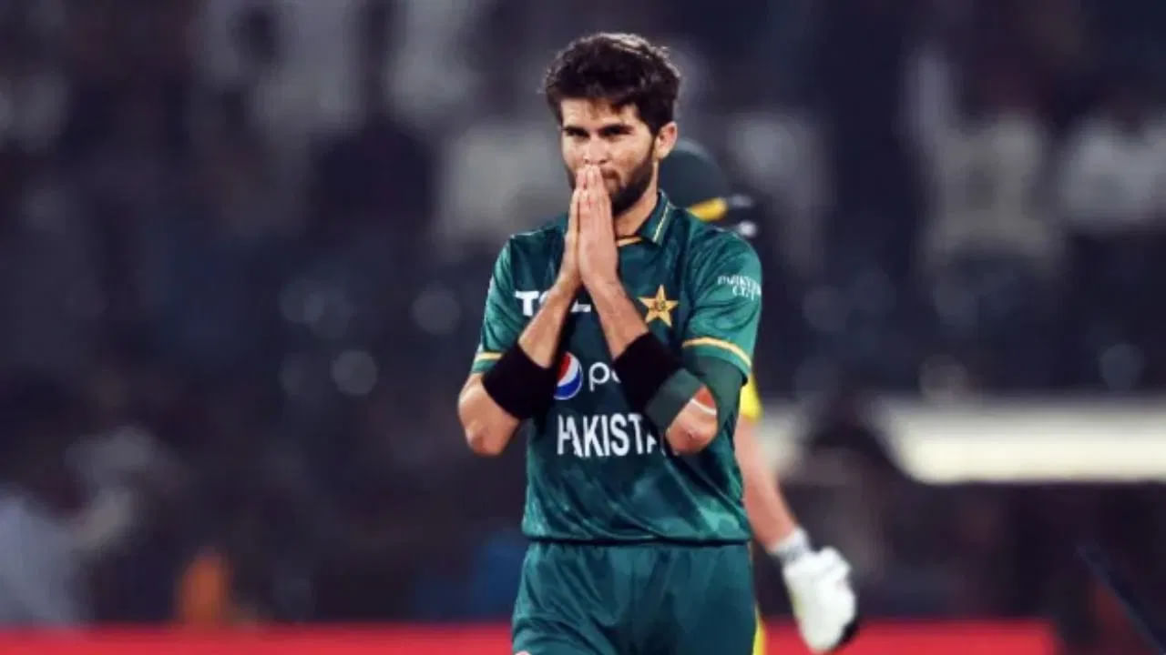 ಅದರಂತೆ ಶಾಹೀನ್ ಅಫ್ರಿದಿ ನಾಯಕತ್ವದಲ್ಲಿ ನ್ಯೂಝಿಲೆಂಡ್ ವಿರುದ್ಧ 5 ಪಂದ್ಯಗಳ ಟಿ20 ಸರಣಿ ಆಡಿd್ದ ಪಾಕಿಸ್ತಾನ್ ತಂಡವು 4-1 ಅಂತರದಿಂದ ಸೋಲನುಭವಿಸಿತ್ತು. ಈ ಸೋಲಿನ ಬೆನ್ನಲ್ಲೇ ಶಾಹೀನ್ ಅಫ್ರಿದಿಯನ್ನು ನಾಯಕನ ಸ್ಥಾನದಿಂದ ಪದಚ್ಯುತಿಗೊಳಿಸಲಾಗಿತ್ತು. ಅಲ್ಲದೆ ಬಾಬರ್ ಆಝಂಗೆ ಮತ್ತೆ ನಾಯಕತ್ವ ನೀಡಲಾಗಿತ್ತು.