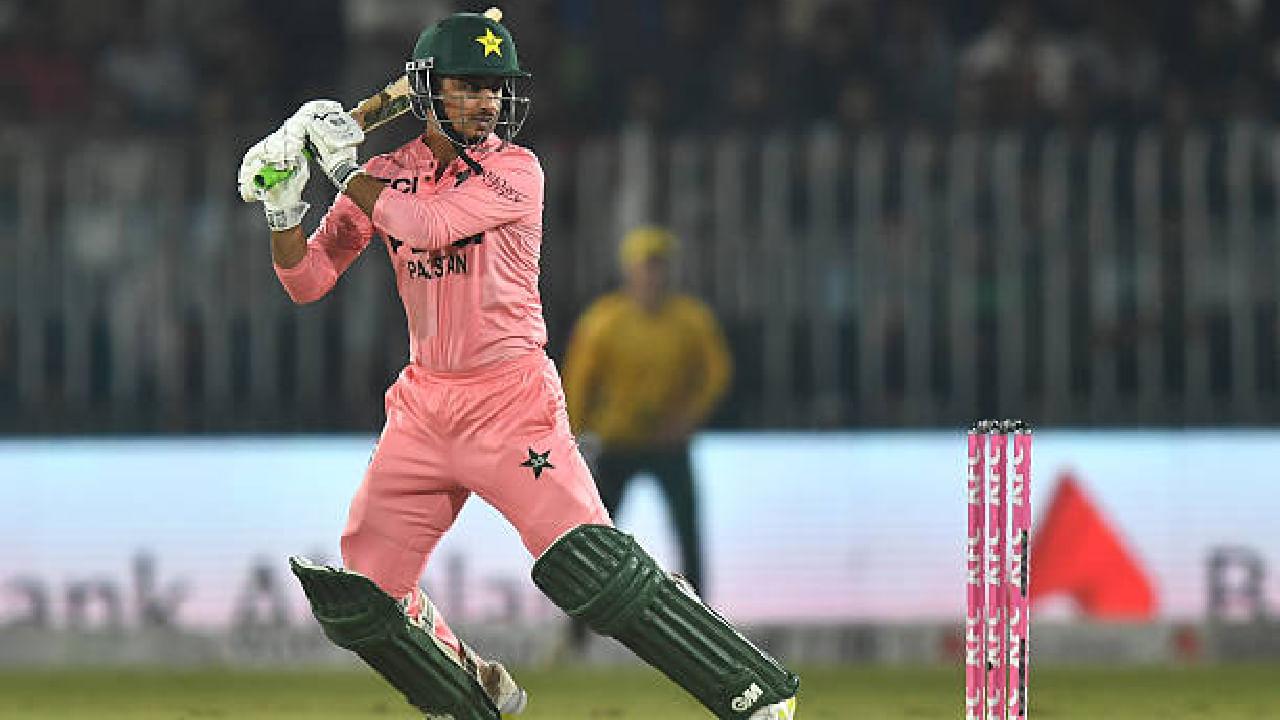 ಈ ಗುರಿಯನ್ನು ಬೆನ್ನತ್ತಿದ ಪಾಕಿಸ್ತಾನ್ ಪರ ಸೈಮ್ ಅಯ್ಯೂಬ್ 37 ರನ್ಗಳಿಸಿದ್ದೇ ಗರಿಷ್ಠ ಸ್ಕೋರ್. ಪರಿಣಾಮ ಪಾಕ್ ಪಡೆ 18.1 ಓವರ್ಗಳಲ್ಲಿ 139 ರನ್ಗಳಿಸಿ ಆಲೌಟ್ ಆಗಿದೆ. ಈ ಮೂಲಕ ಸೌತ್ ಆಫ್ರಿಕಾ ತಂಡವು ಮೊದಲ ಟಿ20 ಪಂದ್ಯದಲ್ಲಿ 55 ರನ್ಗಳ ಭರ್ಜರಿ ಜಯ ಸಾಧಿಸಿದೆ.