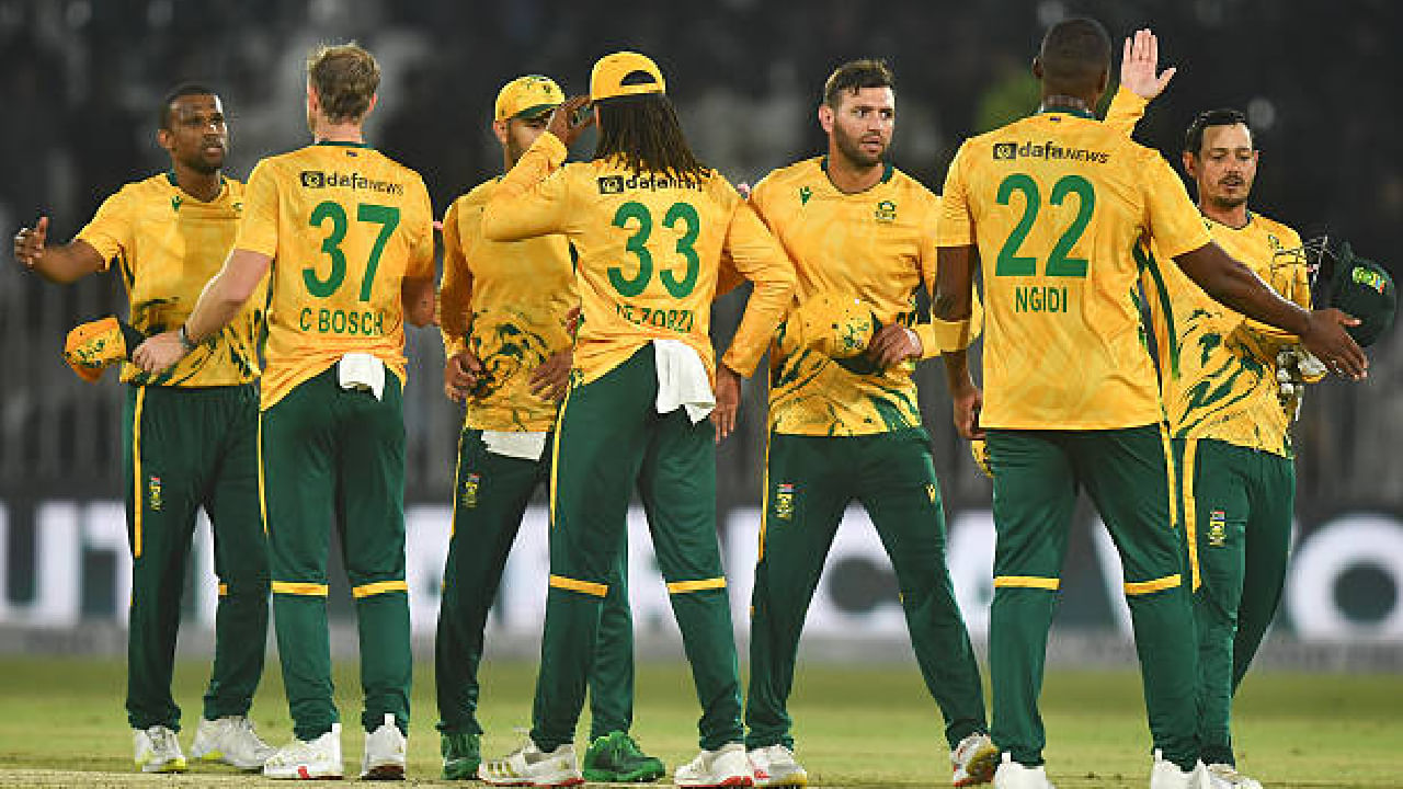 ಅದರಲ್ಲೂ ಆತಿಥೇಯ ಪಾಕಿಸ್ತಾನ್ ತಂಡಕ್ಕೂ ಕೂಡ ತವರು ಮೈದಾನದಲ್ಲಿ ಮೊದಲು ಬ್ಯಾಟ್ ಮಾಡಿ ಗೆಲುವು ದಕ್ಕಿಸಿಕೊಳ್ಳಲು ಸಾಧ್ಯವಾಗಿರಲಿಲ್ಲ. ಆದರೆ ಇದೀಗ ಪಾಕ್ ಪಡೆಯನ್ನು ಬಗ್ಗು ಬಡಿದು, ರಾವಲ್ಪಿಂಡಿ ಮೈದಾನದಲ್ಲಿ ಮೊದಲು ಬ್ಯಾಟ್ ಮಾಡಿ ಗೆದ್ದ ಮೊದಲ ತಂಡವೆಂಬ ಭರ್ಜರಿ ದಾಖಲೆಯೊಂದನ್ನು ಸೌತ್ ಆಫ್ರಿಕಾ ತಂಡ ತನ್ನದಾಗಿಸಿಕೊಂಡಿದೆ.