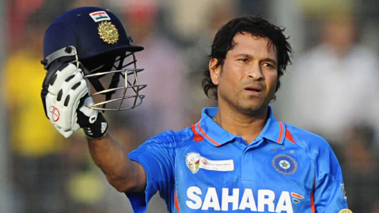 ಇದಕ್ಕೂ ಮುನ್ನ ಈ ವರ್ಲ್ಡ್ ರೆಕಾರ್ಡ್ ಮಾಸ್ಟರ್ ಬ್ಲಾಸ್ಟರ್ ಸಚಿನ್ ತೆಂಡೂಲ್ಕರ್ ಹೆಸರಿನಲ್ಲಿತ್ತು. 2011 ರಲ್ಲಿ ಐಸಿಸಿ ಒಡಿಐ ಬ್ಯಾಟರ್​ಗಳ ಪಟ್ಟಿಯಲ್ಲಿ ಅಗ್ರಸ್ಥಾನಕ್ಕೇರಿದಾಗ ಸಚಿನ್ ಅವರ ವಯಸ್ಸು 38 ವರ್ಷ, 73 ದಿನಗಳು. ಈ ಮೂಲಕ ಐಸಿಸಿ ರ‍್ಯಾಂಕಿಂಗ್​ನ ಟಾಪ್-೧ ನಲ್ಲಿ ಕಾಣಿಸಿಕೊಂಡ ಅತ್ಯಂತ ಹಿರಿಯ ಬ್ಯಾಟರ್ ಎನಿಸಿಕೊಂಡಿದ್ದರು.