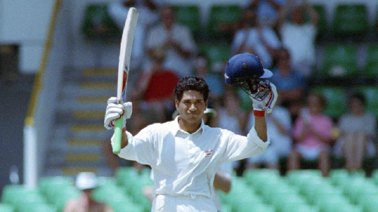 ಈ ಅಂಕಿ ಅಂಶಗಳು ಶುಭ ಸೂಚನೆ ಎಂದರೆ ತಪ್ಪಾಗಲಾರದು. ಏಕೆಂದರೆ ಮಾಸ್ಟರ್ ಬ್ಲಾಸ್ಟರ್ ಸಚಿನ್ ತೆಂಡೂಲ್ಕರ್ ಕೂಡ ಟೆಸ್ಟ್ ಕ್ರಿಕೆಟ್ನಲ್ಲಿ ಆಸ್ಟ್ರೇಲಿಯಾ ವಿರುದ್ಧ ಅತಿ ಹೆಚ್ಚು ಶತಕಗಳನ್ನು ಗಳಿಸಿದ್ದಾರೆ. ಅಲ್ಲದೆ ಕೆರಿಯರ್ ಆರಂಭದಿಂದಲೇ ಸಚಿನ್ ಆಸೀಸ್ ಬೌಲರ್ಗಳ ವಿರುದ್ಧ ಮೇಲುಗೈ ಸಾಧಿಸುತ್ತಾ ಬಂದಿದ್ದರು. ಇದೀಗ ವೈಭವ್ ಸೂರ್ಯವಂಶಿ ಕೂಡ ಅಂಡರ್-19 ಟೂರ್ನಿಗಳಲ್ಲೇ ಆಸ್ಟ್ರೇಲಿಯಾ ವಿರುದ್ಧ ಪಾರುಪತ್ಯ ಮೆರೆಯುತ್ತಿರುವುದು ಟೀಮ್ ಇಂಡಿಯಾ ಪಾಲಿಗೆ ಶುಭಸೂಚನೆ ಎನ್ನಬಹುದು.