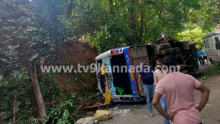 ಬಿಸಿಲೆ ಘಾಟ್ನಲ್ಲಿ 20 ಅಡಿ ಎತ್ತರದಿಂದ ಉರುಳಿದ ಮದುವೆ ದಿಬ್ಬಣದ ಮ್ಯಾಕ್ಸಿಕ್ಯಾಬ್; 20 ಮಂದಿಗೆ ಗಾಯ, ಮೂವರ ಸ್ಥಿತಿ ಗಂಭೀರ ಬಿಸಿಲೆ ಘಾಟ್ನಲ್ಲಿ 20 ಅಡಿ ಎತ್ತರದಿಂದ ಉರುಳಿದ ಮದುವೆ ದಿಬ್ಬಣದ ಮ್ಯಾಕ್ಸಿಕ್ಯಾಬ್; 20 ಮಂದಿಗೆ ಗಾಯ, ಮೂವರ ಸ್ಥಿತಿ ಗಂಭೀರ