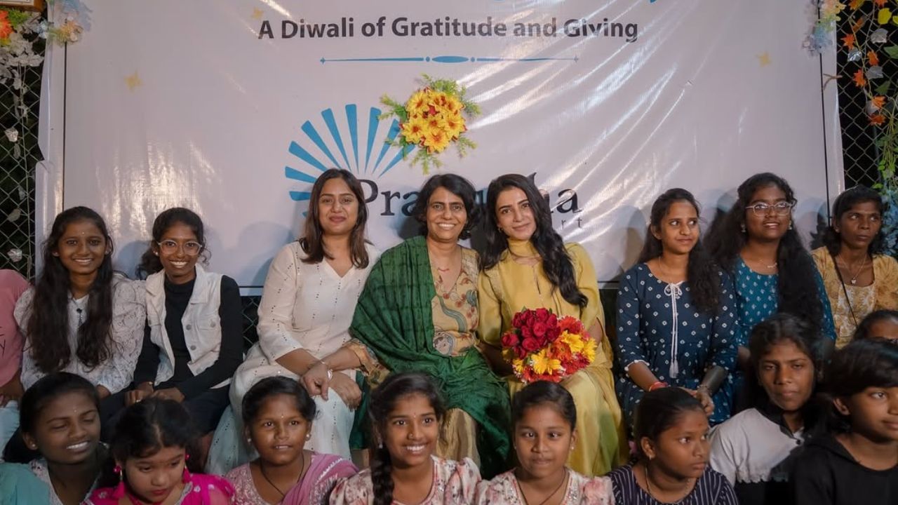 ಇದೀಗ ನಟಿ ಸಮಂತಾ ಋತ್ ಪ್ರಭು ಒಂದು ಉತ್ತಮ ಕಾರ್ಯ ಮಾಡಿದ್ದಾರೆ. ಕುಟುಂಬಗಳು ಇಲ್ಲದ, ಅನಾಥ ಮಕ್ಕಳೊಡನೆ ದೀಪಾವಳಿ ಆಚರಿಸಿ ಅವರ ಮುಖದಲ್ಲಿ ನಗು ಮೂಡಲು ಕಾರಣರಾಗಿದ್ದಾರೆ.