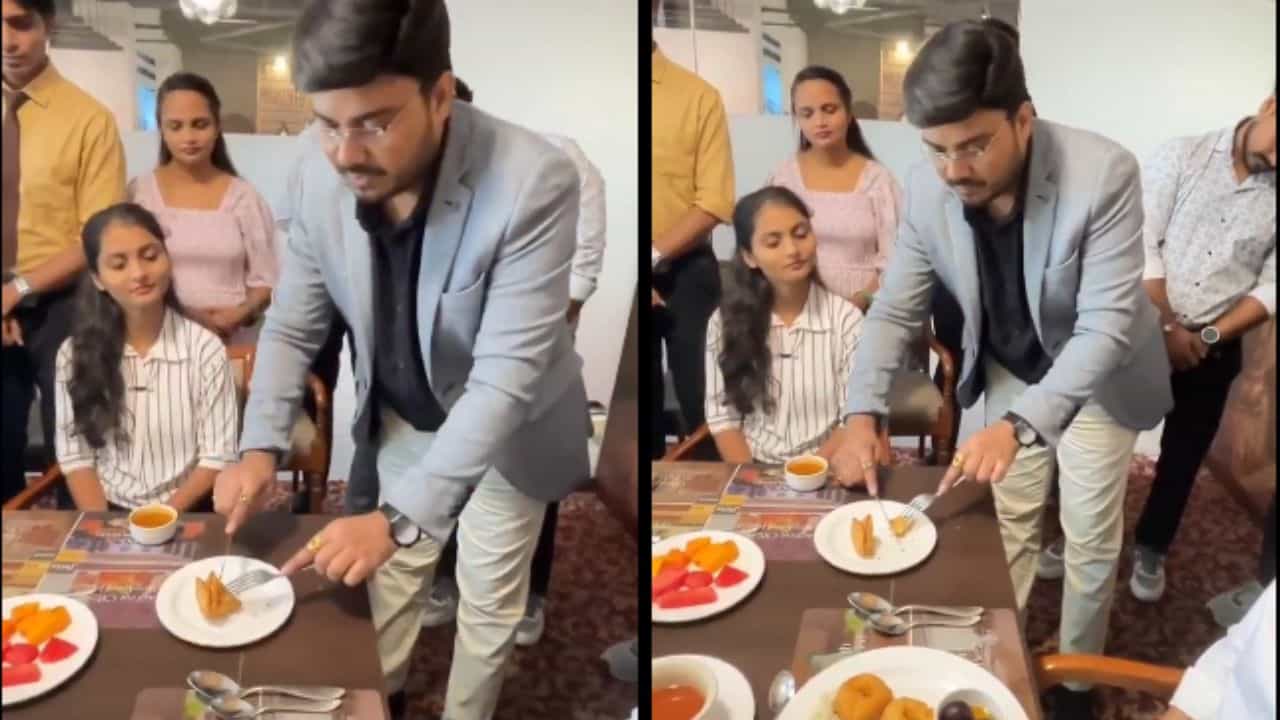 Viral: ಫೋರ್ಕ್ ಸ್ಪೂನ್ , ಚಾಕುವಿನಿಂದ ಸಮೋಸಾ ತಿನ್ನುವುದು ಹೇಗೆಂದು ಕಲಿಸಿದ ತರಬೇತುದಾರ Viral: ಫೋರ್ಕ್ ಸ್ಪೂನ್ , ಚಾಕುವಿನಿಂದ ಸಮೋಸಾ ತಿನ್ನುವುದು ಹೇಗೆಂದು ಕಲಿಸಿದ ತರಬೇತುದಾರ