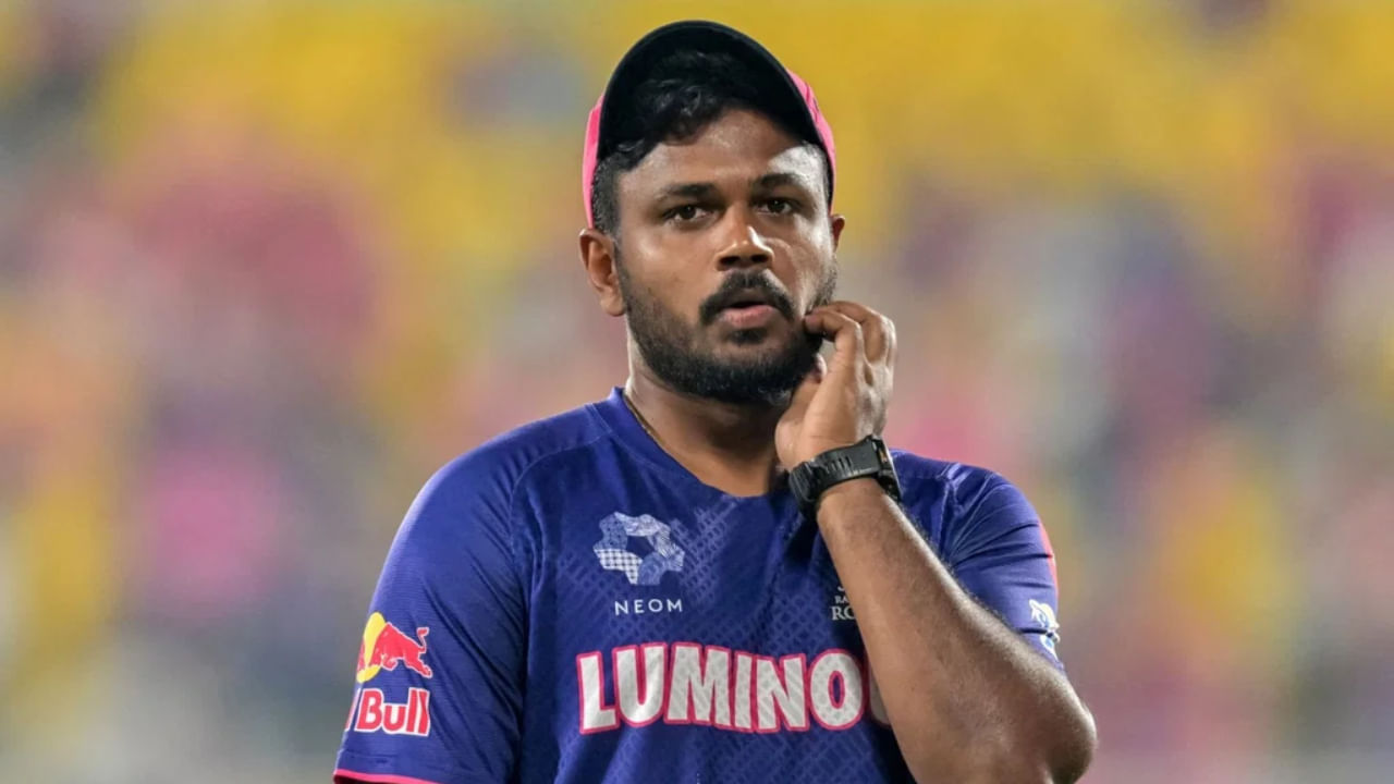 ಇದೆಲ್ಲದರ ನಡುವೆ ಸಂಜು ಸ್ಯಾಮ್ಸನ್ ಯಾವ ತಂಡ ಸೇರುತ್ತಾರೆ ಎಂಬುದು ಕುತೂಹಲ ಮೂಡಿಸಿದೆ. ಏಕೆಂದರೆ ರಾಜಸ್ಥಾನ್ ರಾಯಲ್ಸ್ ತಂಡವನ್ನು ತೊರೆಯುವುದಕ್ಕೆ ಮುಂದಾಗಿರುವ ಸಂಜುಗಾಗಿ ಹಲವು ಫ್ರಾಂಚೈಸಿಗಳು ಕಾದುಕುಳಿತಿವೆ. ಆದಾಗ್ಯೂ ಅವರನ್ನು ಮಿನಿ ಹರಾಜಿನಲ್ಲಿ ಖರೀದಿಸಲಾಗುತ್ತದೋ ಅಥವಾ ಟ್ರೇಡಿಂಗ್ ಮೂಲಕ ತಂಡಕ್ಕೆ ಸೇರಿಸಿಕೊಳ್ಳಲಾಗುತ್ತದೋ ಎಂಬುದಕ್ಕೆ ಇದುವರೆಗೂ ಉತ್ತರ ಸಿಕ್ಕಿಲ್ಲ.